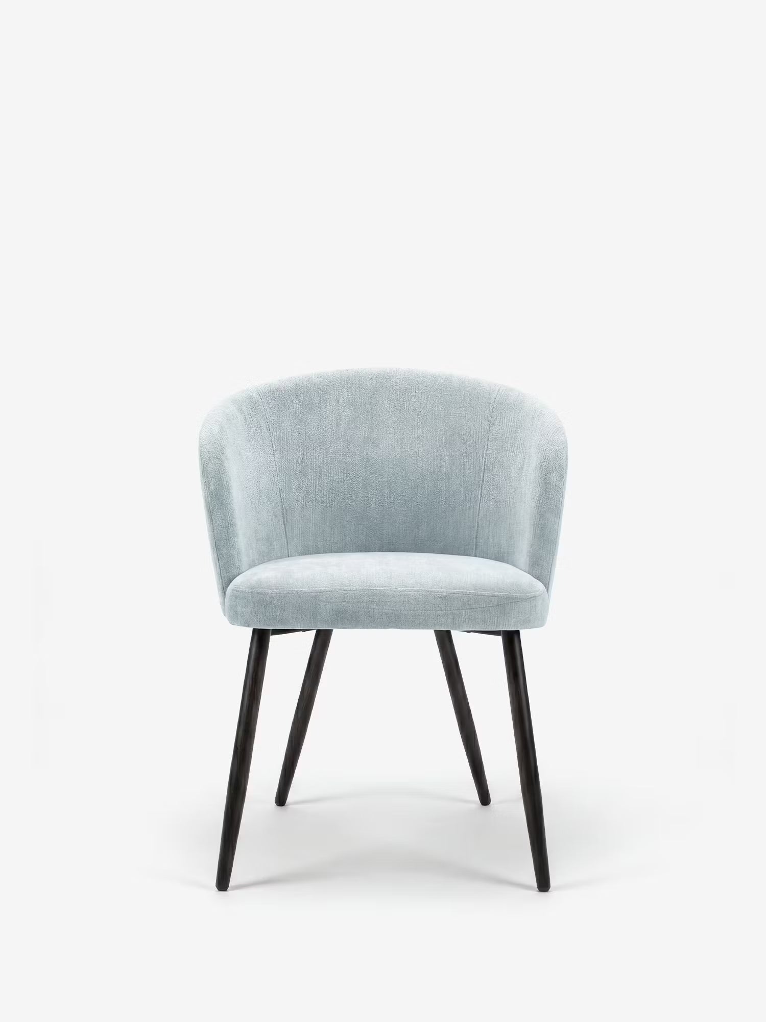 La sedia Rovo di Divani.Store presenta un morbido rivestimento in ciniglia, uno schienale curvo con braccioli ed eleganti gambe in metallo nero, per un look moderno e minimalista che risalta su uno sfondo bianco a tinta unita.