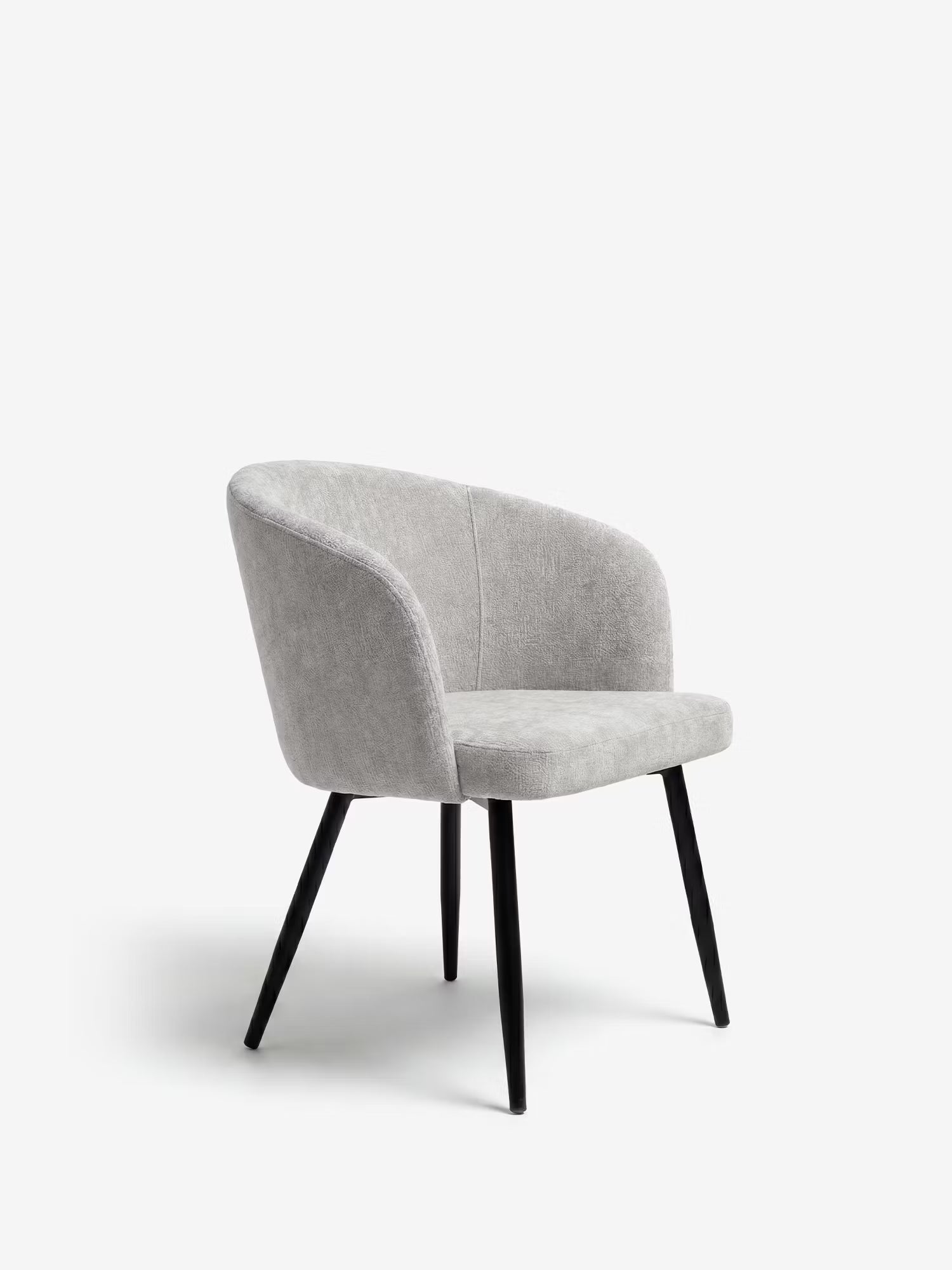 La Rovo Sedia di Divani.Store è una poltrona di design moderna con seduta e schienale curvi rivestiti in ciniglia, braccioli imbottiti ed eleganti gambe in metallo nero, che conferisce un tocco di eleganza minimalista su uno sfondo bianco a tinta unita.