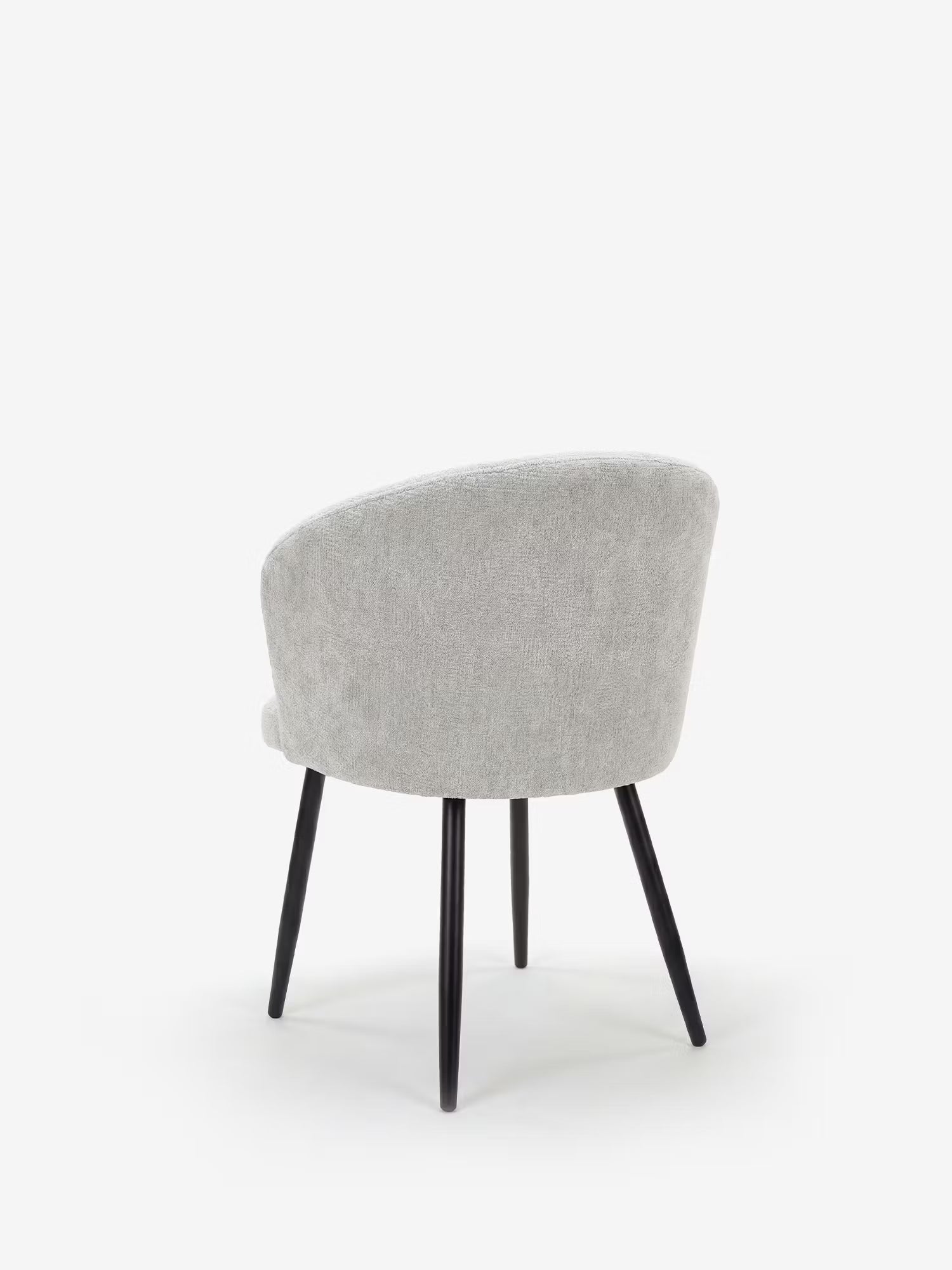 La sedia Rovo con braccioli di Divani.Store presenta uno schienale curvo rivestito in ciniglia, una seduta imbottita ed eleganti gambe in metallo nero. Fotografata di retro su uno sfondo bianco a tinta unita per un look moderno.