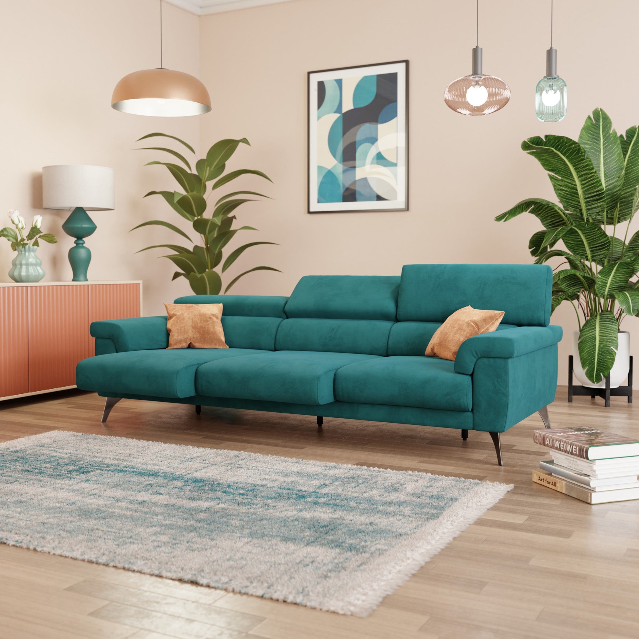 Un soggiorno moderno con il divano Raffaello con 3 sedute allungabili e poggiatesta reclinabile in microfibra smacchiabile T11 petrolio di Divani.Store, abbinato a tre cuscini abbronzati, un tappeto blu e bianco, piante verdi, una credenza corallo, luci a sospensione, pavimento in legno chiaro e pareti color pesca.