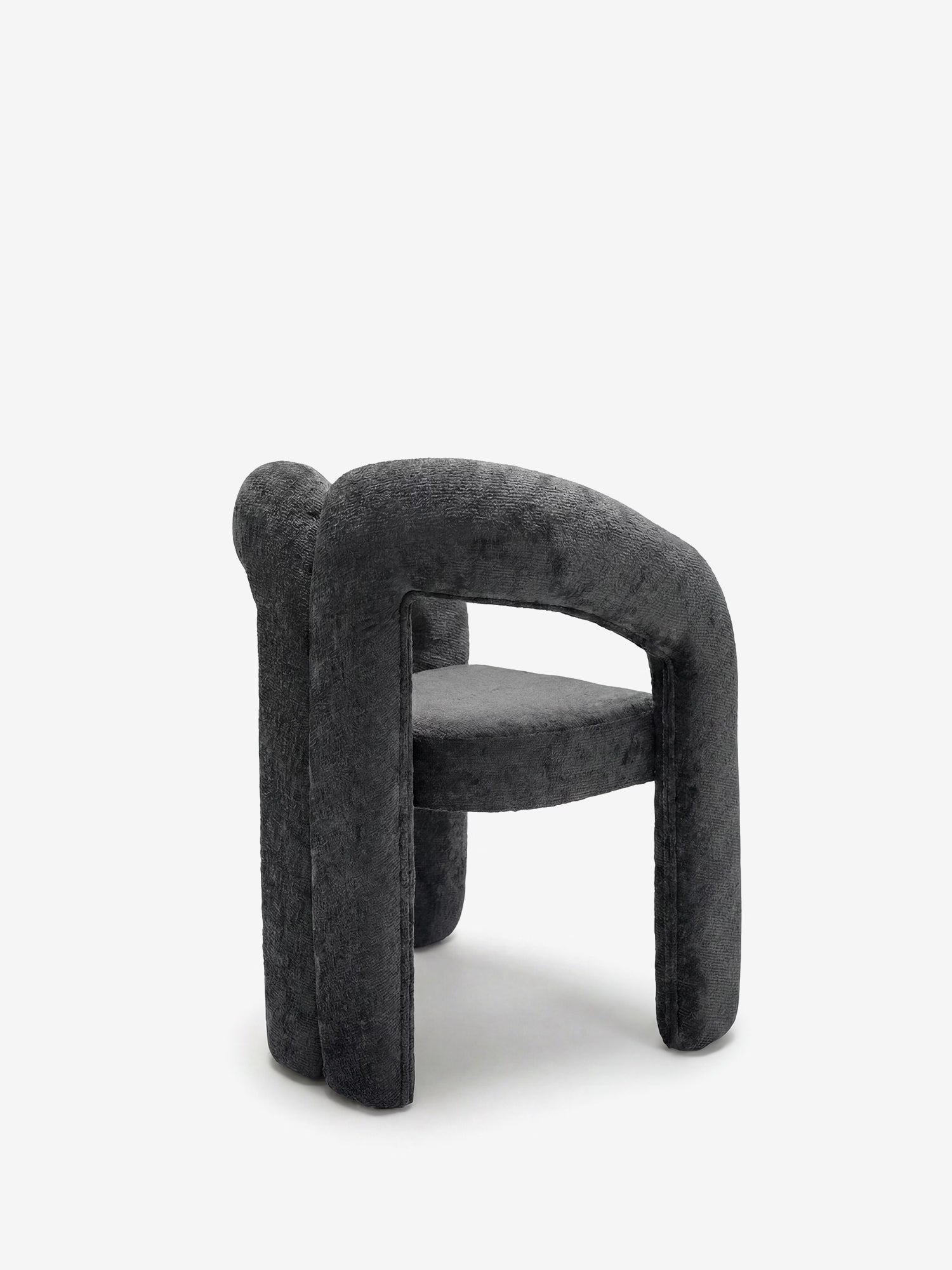 La Sibilla, sedia di design imbottita di Divani.Store, con struttura rivestita in tessuto grigio scuro e forma ad arco, presenta braccioli curvi semicircolari e gambe cilindriche, che ne esaltano lo stile moderno su uno sfondo bianco.