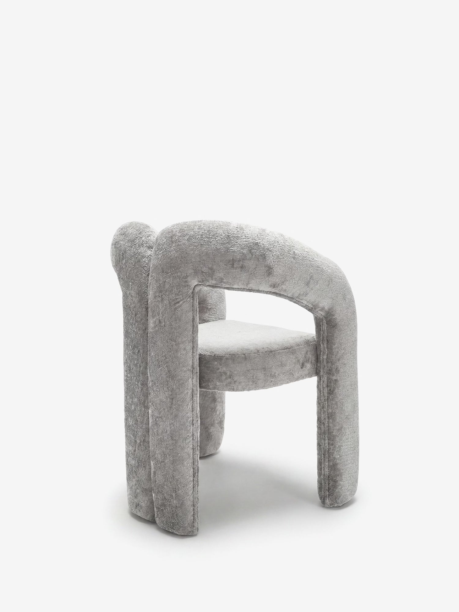 La Sibilla Sedia di design di Divani.Store è una sedia moderna, interamente rivestita in morbido tessuto grigio chiaro, con braccioli e schienale arrotondati e imbottiti che formano un arco e gambe cilindriche di grosso spessore, che incarnano lo stile contemporaneo.