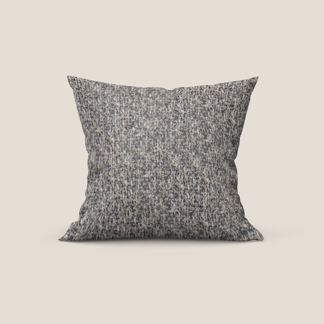 Sonic cuscino disponibile in diversi colori realizzato in pregiato bouclé smacchiabile T12 talpa - divani.store