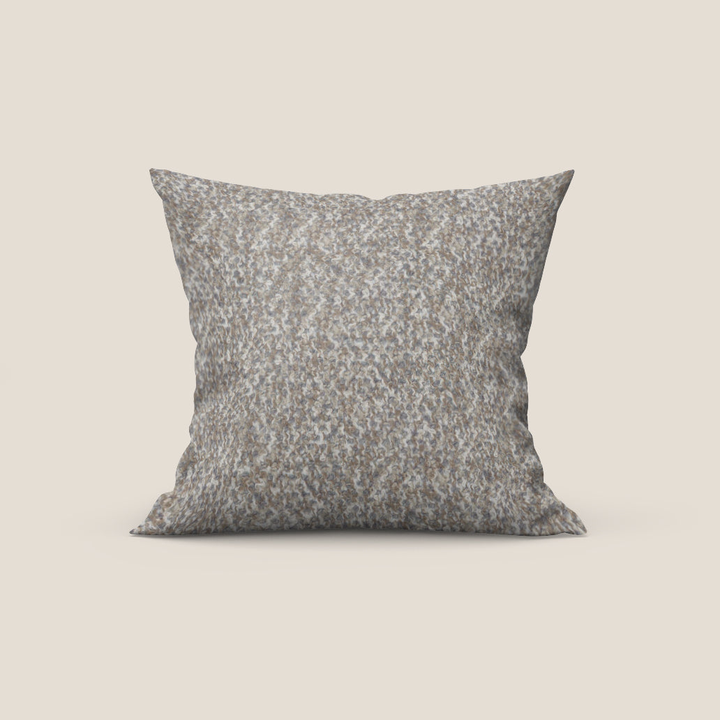 Sonic cuscino disponibile in diversi colori realizzato in pregiato bouclé smacchiabile T12 tortora - divani.store