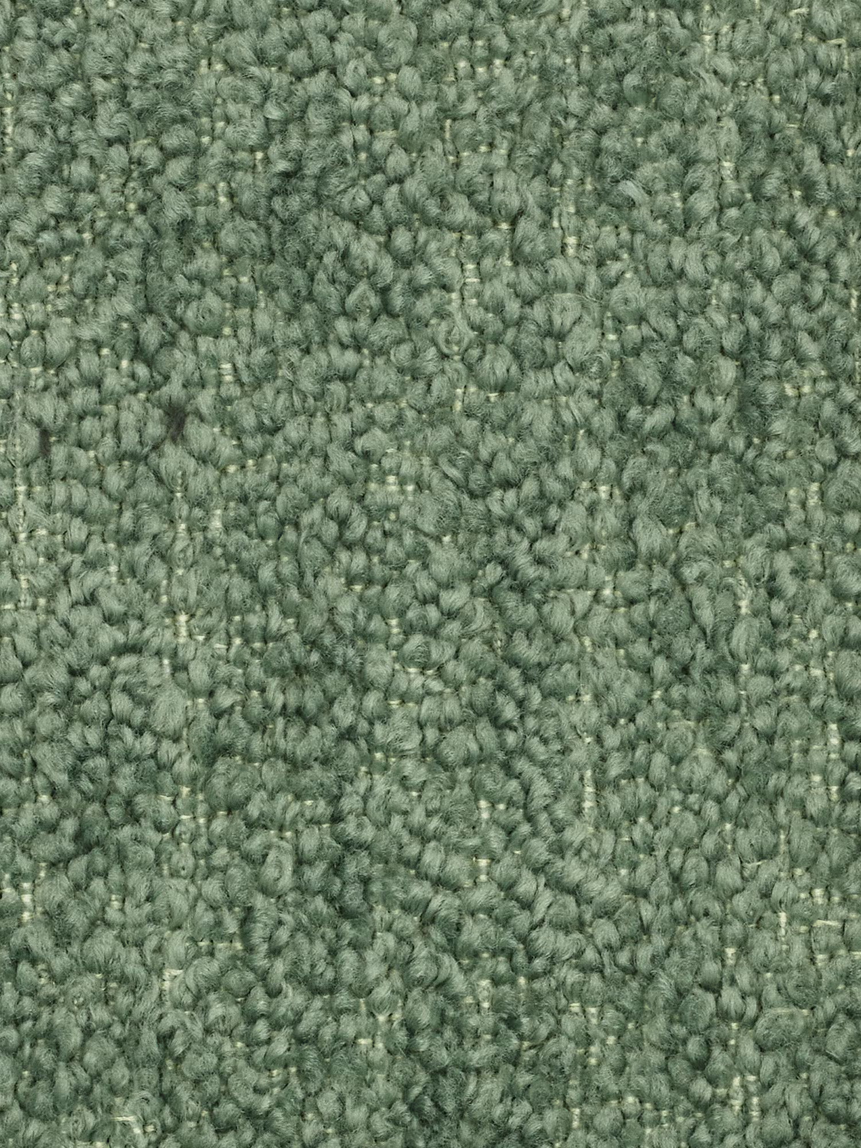 Primo piano di un tappeto verde a pelo ad anelli, caratterizzato da piccoli anelli di filato molto fitti con un motivo leggermente strutturato e delicate variazioni di tonalità di verde. La superficie appare morbida, compatta e visivamente decorata, creando una base ideale per valorizzare il divano modulare Mosaic Divano a 3 e 4 posti in bouclé: capitonné e design in tessuto smacchiabile T21 di Divani.Store o altri divani moderni all’interno di ambienti abitativi contemporanei.