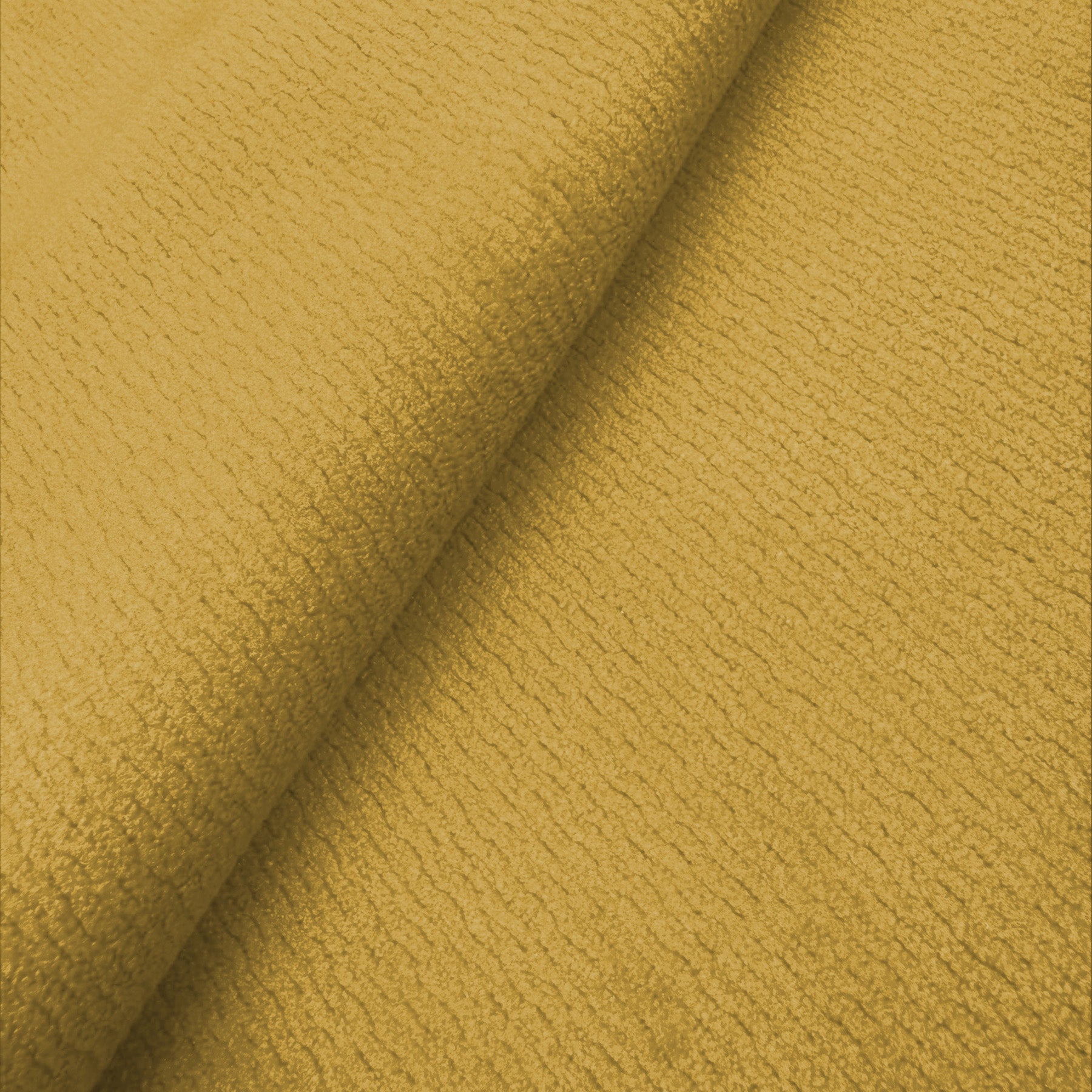 Primo piano del tessuto morbido T32 Kendal di Divani.Store, un tessuto giallo simile a un pile con un sottile motivo irregolare. Piegato per mostrare la sua consistenza felpata, questo materiale presenta un trattamento impermeabile e smacchiabile.