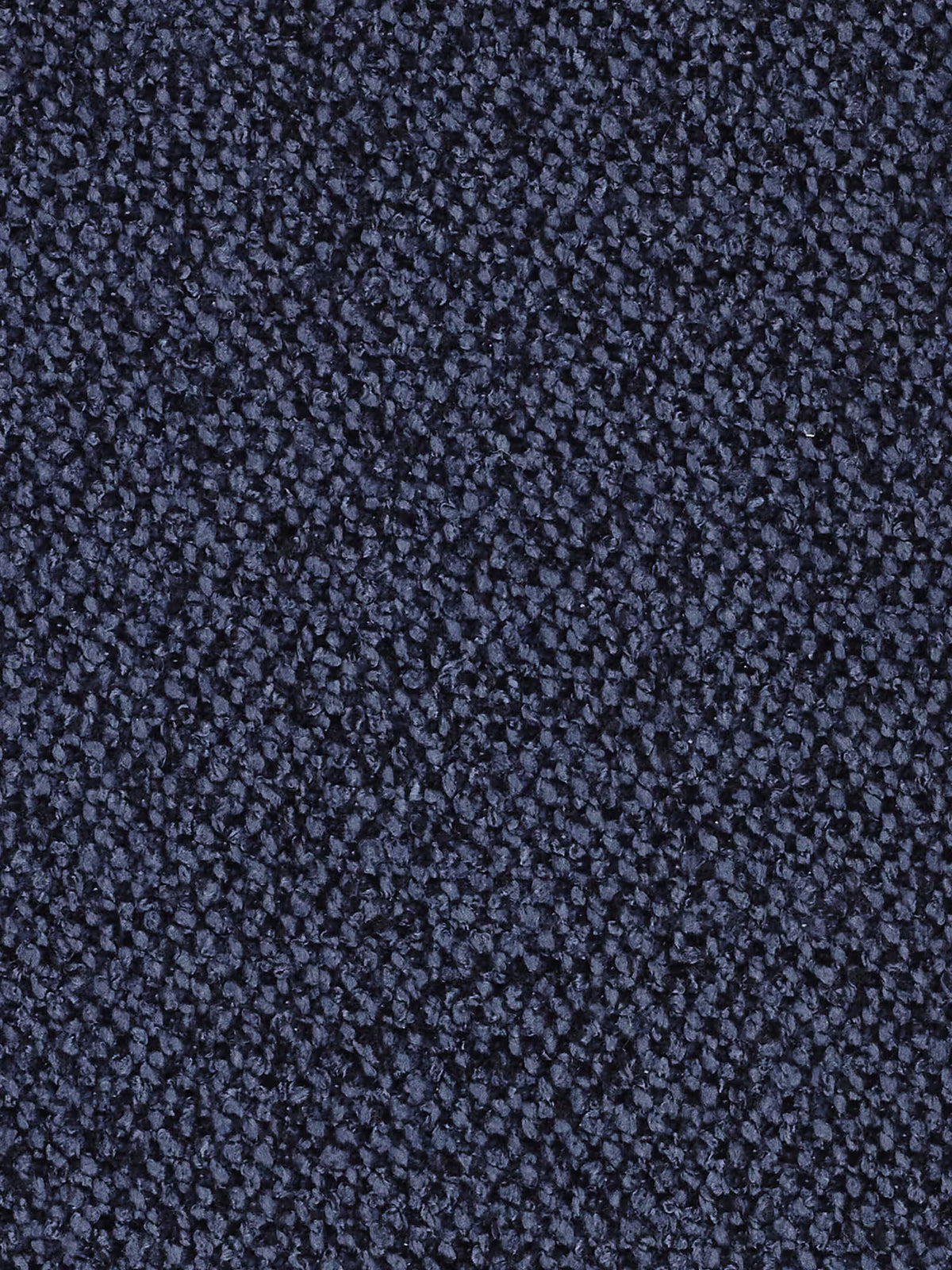 Primo piano di un tappeto blu navy scuro dalla trama ruvida, caratterizzato da piccole fibre ad anello molto fitte che creano un motivo irregolare e uniforme su tutta la superficie: una base accogliente e ideale per il divano angolare panoramico componibile con penisola e angolo in tessuto smacchiabile T33 della linea Nimbus di Divani.Store. L’illuminazione mette in risalto le sottili variazioni delle tonalità di blu tra le fibre.