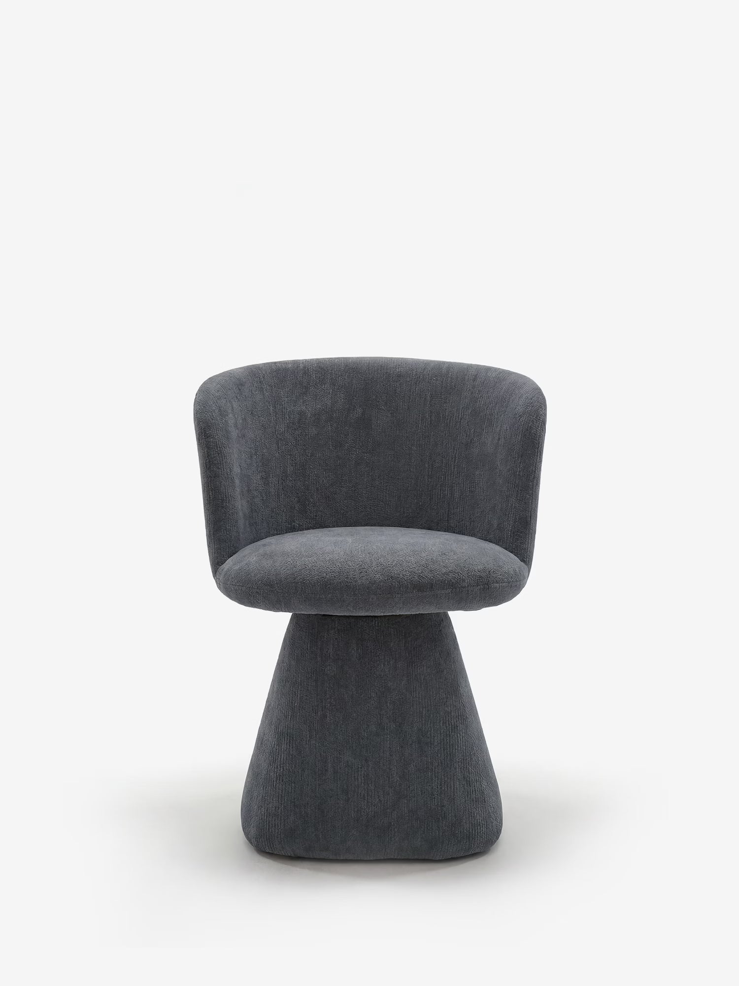 La sedia moderna Talia di Divani.Store è caratterizzata da un morbido rivestimento in ciniglia certificata OEKO-TEX® color grigio scuro e da un design curvo senza braccioli con un’ampia base a piedistallo affusolata, che ne esalta l’eleganza minimalista su uno sfondo bianco a tinta unita.