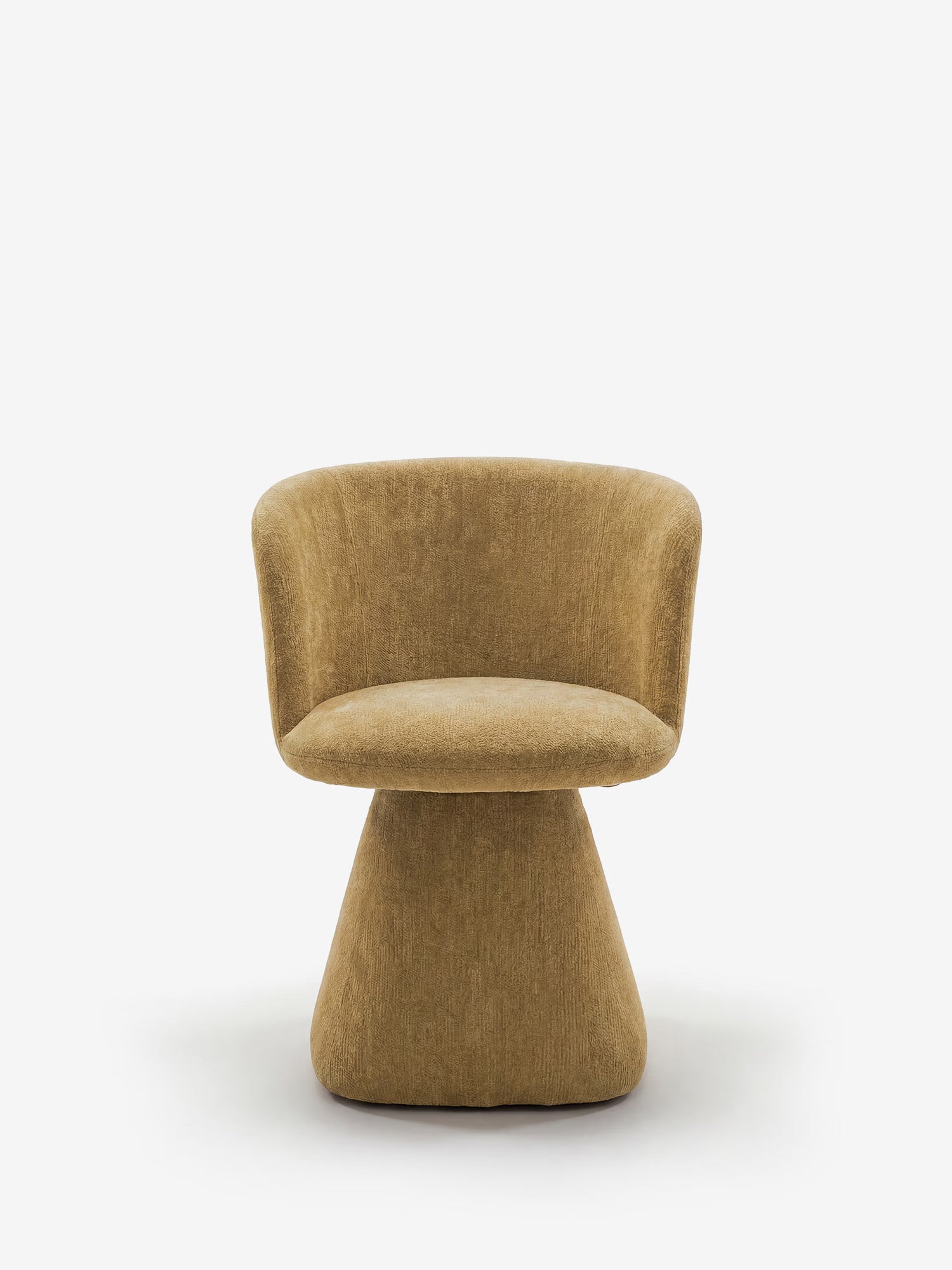 La sedia moderna imbottita Talia di Divani.Store si caratterizza per un design scultoreo e minimalista, con schienale e seduta curvi rivestiti in morbida ciniglia OEKO-TEX® di colore giallo senape, e un’ampia base che si assottiglia elegantemente su uno sfondo bianco a tinta unita.