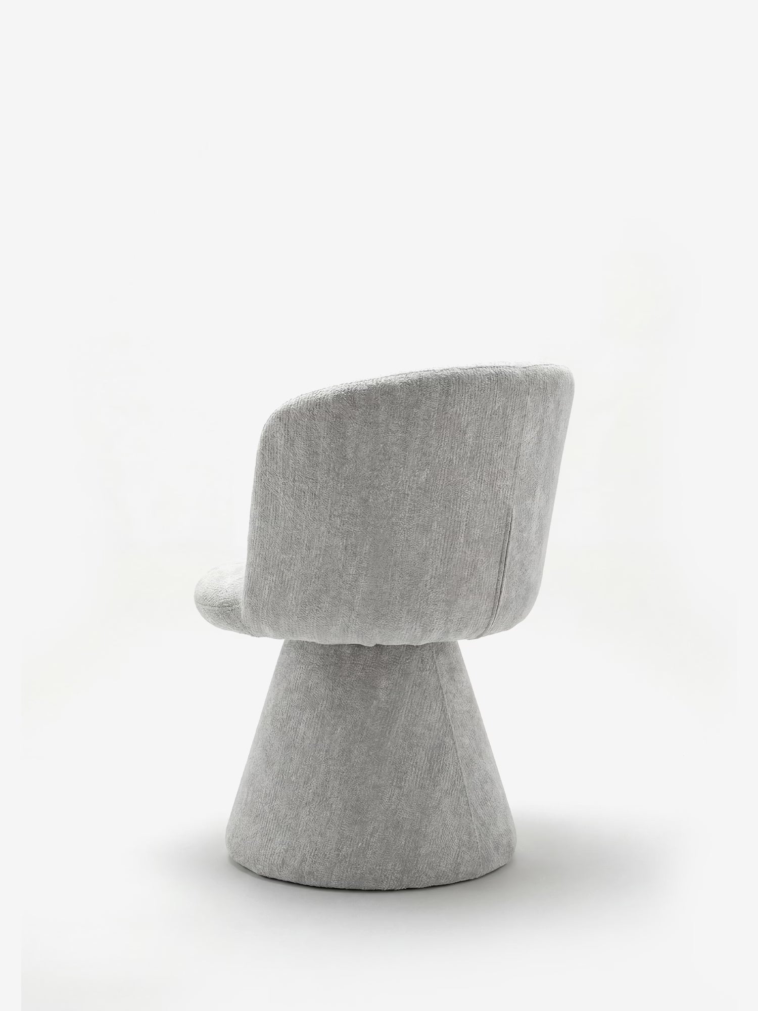 La sedia moderna imbottita Talia di Divani.Store è realizzata in morbido tessuto ciniglia OEKO-TEX® color grigio chiaro, presenta schienale e seduta arrotondati e un'ampia base a forma di cono. Il suo design minimalista è raffigurato nella vista posteriore su sfondo bianco.