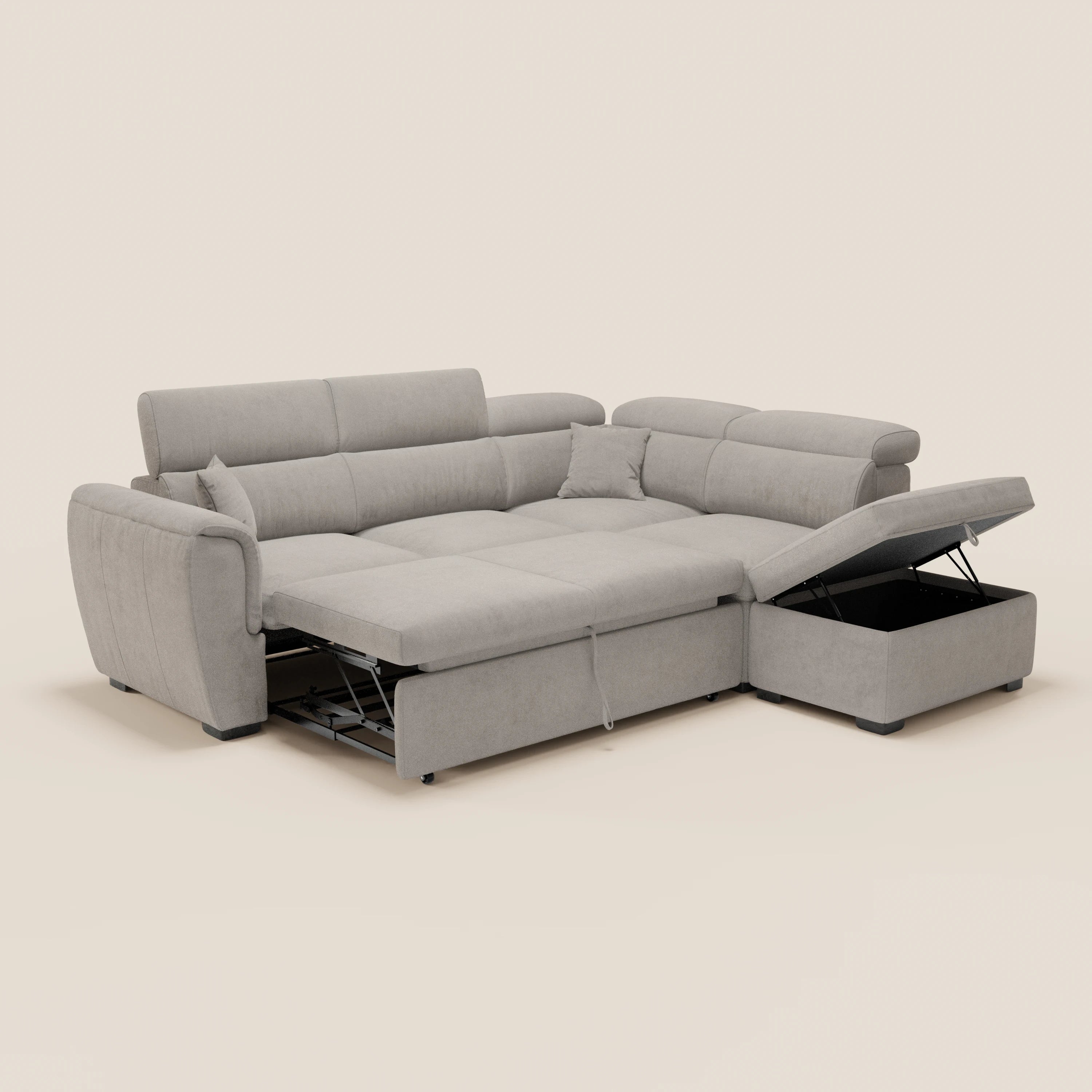 Il divano angolare reversibile Titano di Divani.Store, realizzato in tessuto smacchiabile certificato Oeko-Tex®, offre un letto estraibile, un pouf contenitore, poggiatesta reclinabili e un design minimalista su fondo beige.