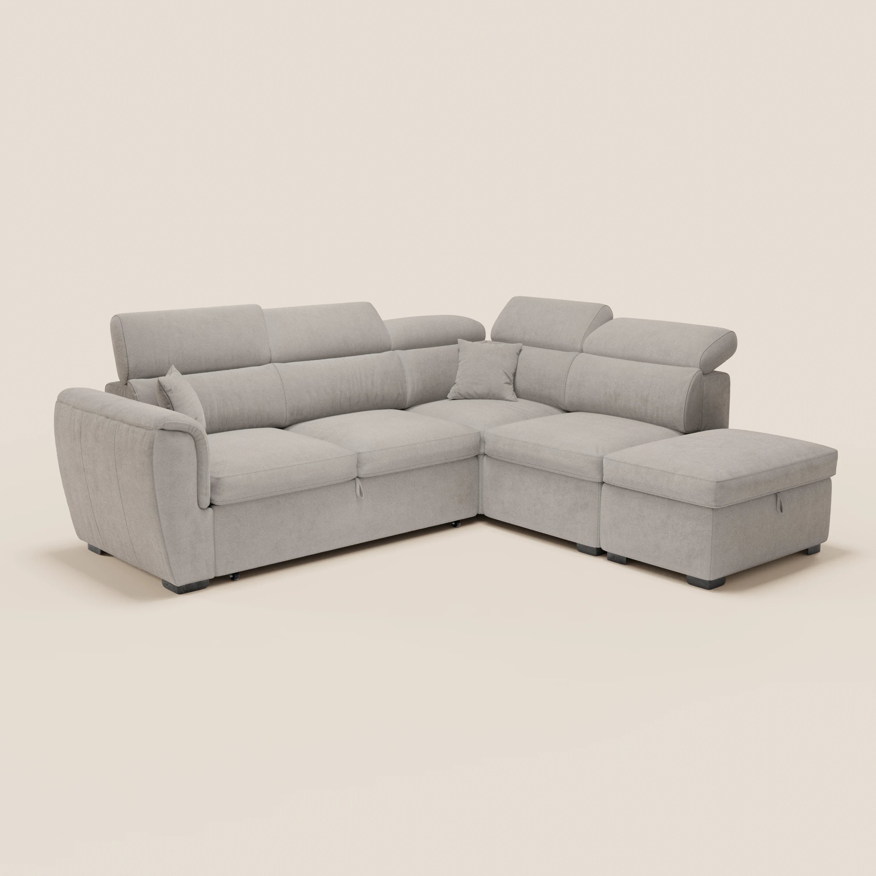 Il divano angolare reversibile Titano di Divani.Store, in tessuto smacchiabile Oeko-Tex®, è dotato di poggiatesta reclinabili, chaise longue a destra, pouf contenitore e due cuscini. Piedini corti scuri. Sfondo bianco semplice.