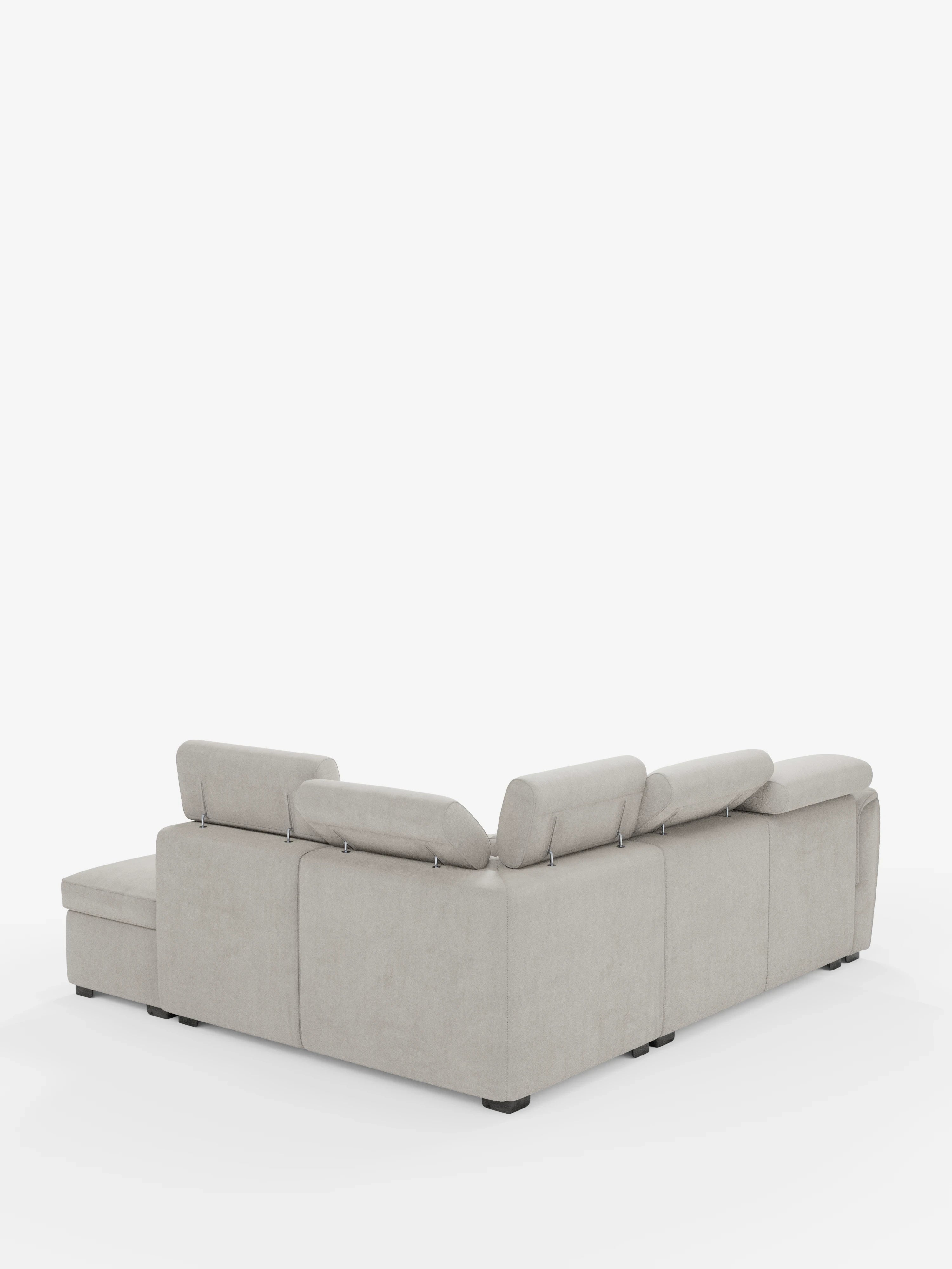 Un divano angolare reversibile Titano grigio chiaro con seduta estraibile e pouf contenitore di Divani.Store, dotato di poggiatesta reclinabili in morbido tessuto antimacchia certificato Oeko-Tex®, è raffigurato nell’angolo posteriore sinistro su uno sfondo bianco a tinta unita. Le linee pulite del divano, i piedini neri bassi e l’elegante rivestimento creano un look moderno e minimalista.
