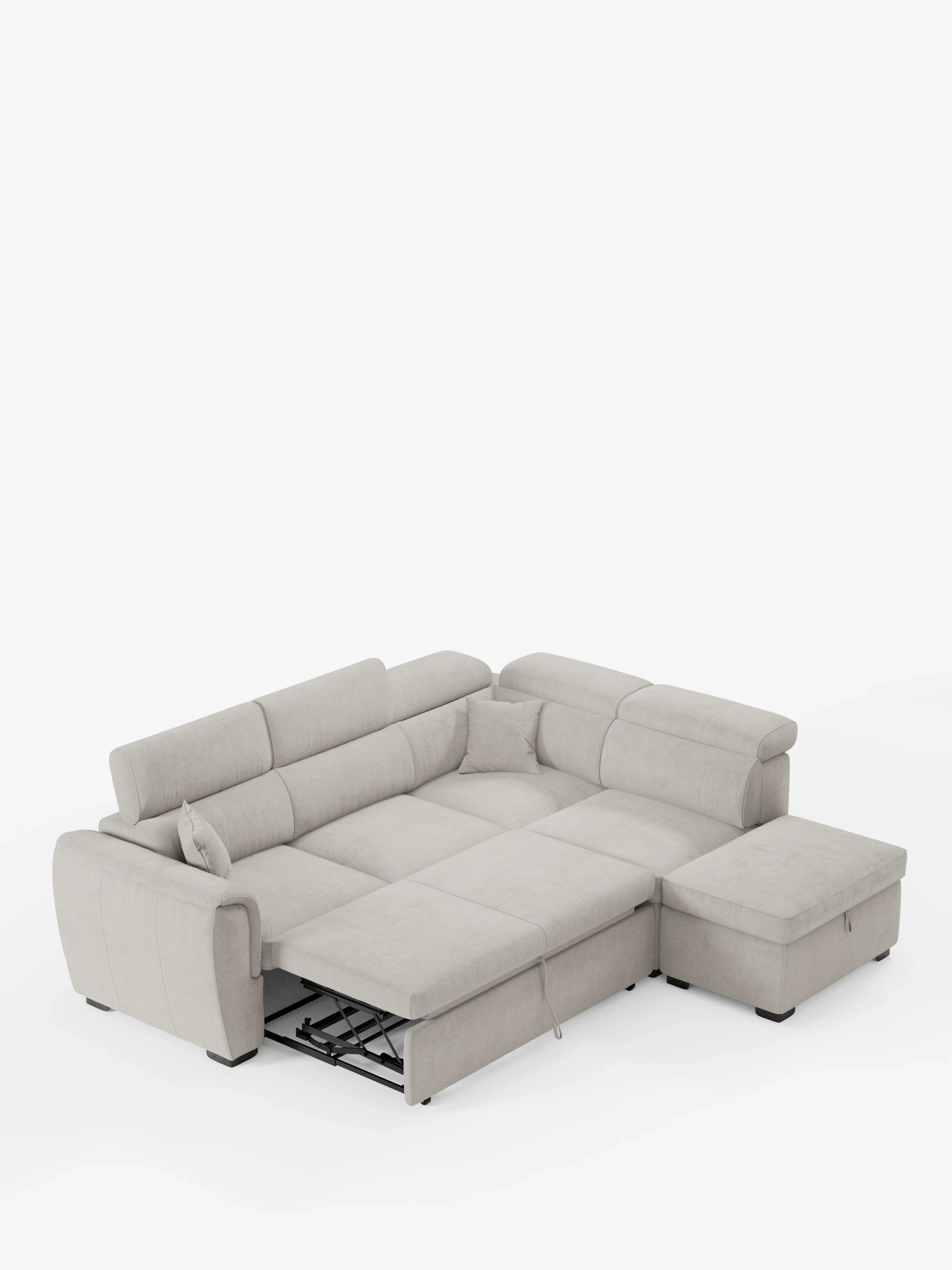 Il divano angolare reversibile Titano di Divani.Store presenta una struttura componibile a forma di L in tessuto grigio chiaro facile da pulire, certificato Oeko-Tex®, con poggiatesta reclinabili, un letto estraibile centrale e una chaise longue sul lato destro. Questo divano moderno include due cuscini coordinati e un pouf contenitore integrato, il tutto su uno sfondo bianco a tinta unita.