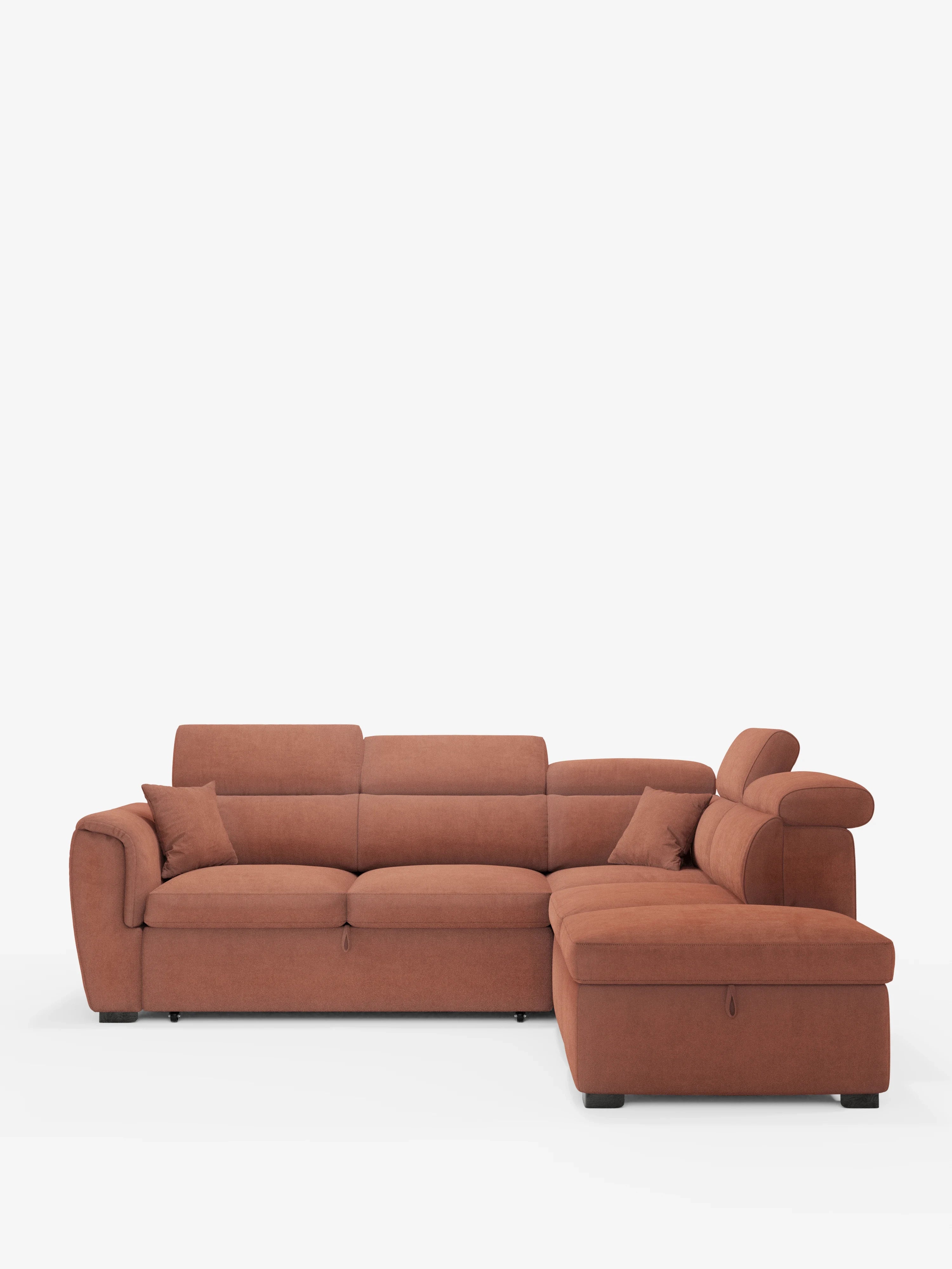 Un divano angolare reversibile contemporaneo della linea Titano con seduta estraibile e pouf contenitore di Divani.Store, realizzato in tessuto Oeko-Tex® color arancio-ruggine e resistente alle macchie, con morbidi cuscini, ampi braccioli, due cuscini decorativi abbinati e poggiatesta reclinabili regolabili sul lato destro. Lo sfondo bianco e pulito ne esalta il design elegante e moderno.
