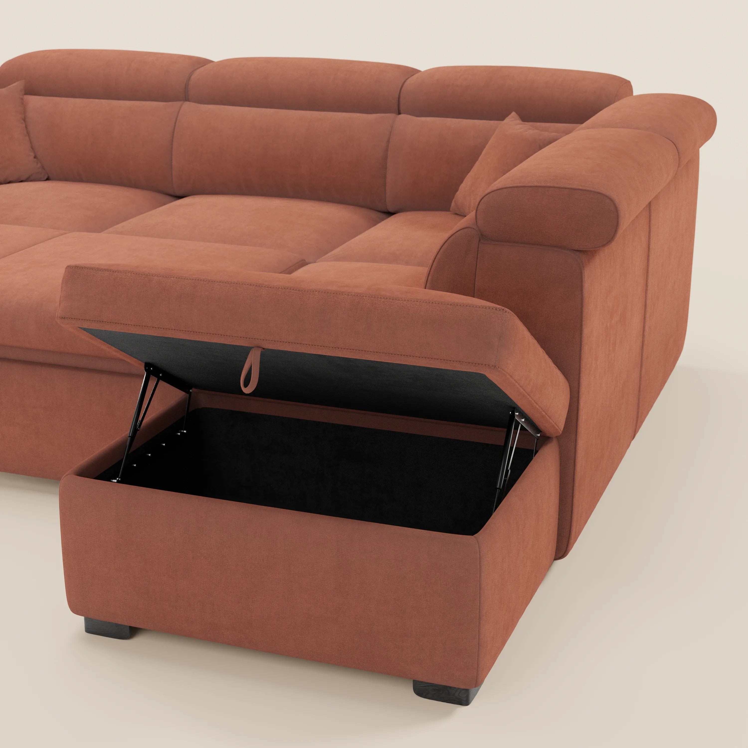 Il divano angolare reversibile Titano di Divani.Store, realizzato in tessuto smacchiabile Oeko-Tex®, è dotato di poggiatesta reclinabili e include una chaise longue con pouf contenitore dall’ampio vano interno nero, perfetto per gli spazi moderni.