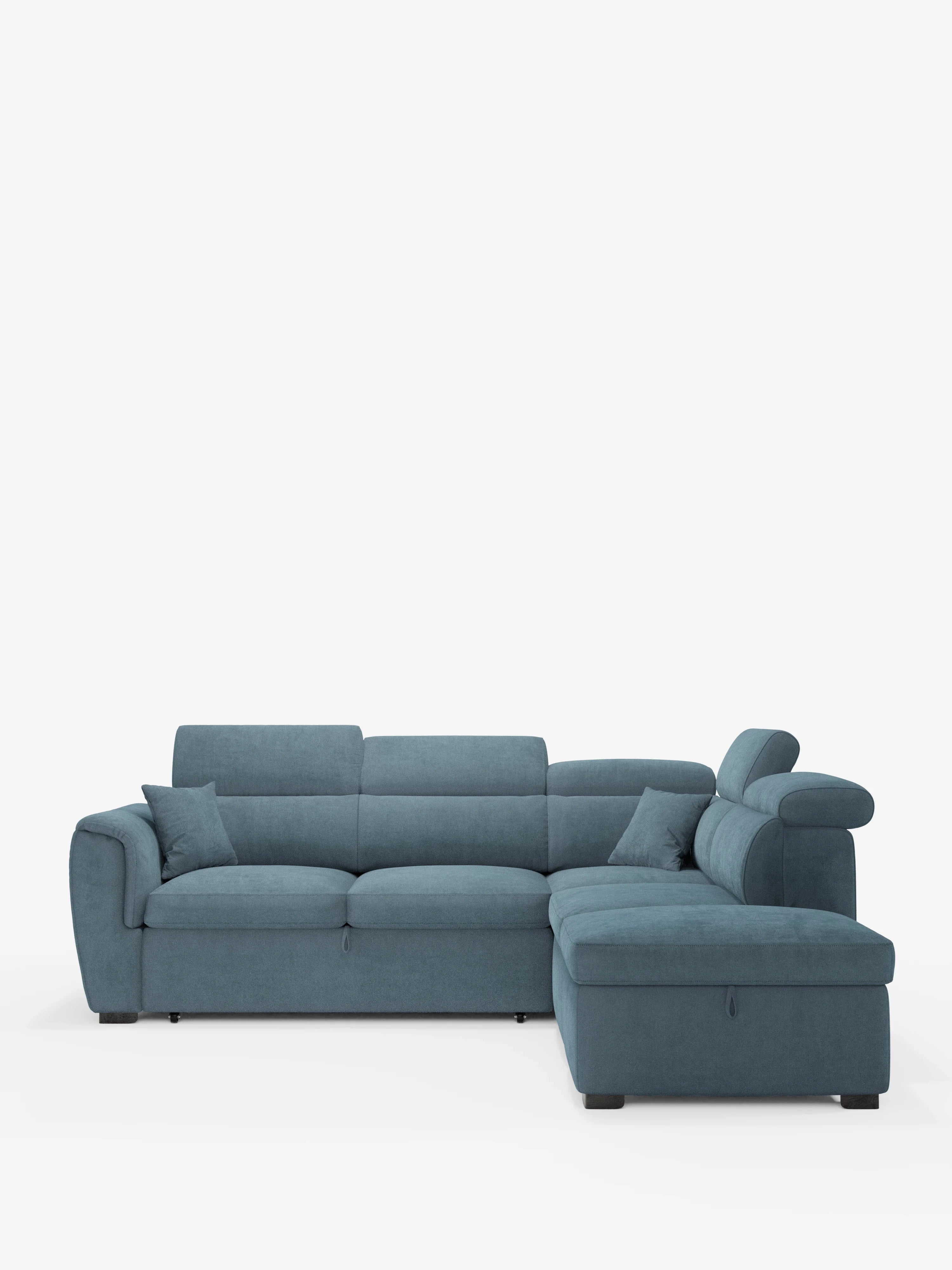 Un divano angolare reversibile Titano in stile contemporaneo di Divani.Store, realizzato in tessuto color verde acqua certificato Oeko-Tex® e resistente alle macchie, con tre cuscini di seduta, due cuscini decorativi, braccioli imbottiti e poggiatesta reclinabili regolabili sul lato destro. Il divano comprende una sezione estraibile e un pouf contenitore, il tutto su uno sfondo bianco a tinta unita. Il suo design minimalista coniuga lo stile moderno con la versatilità funzionale.