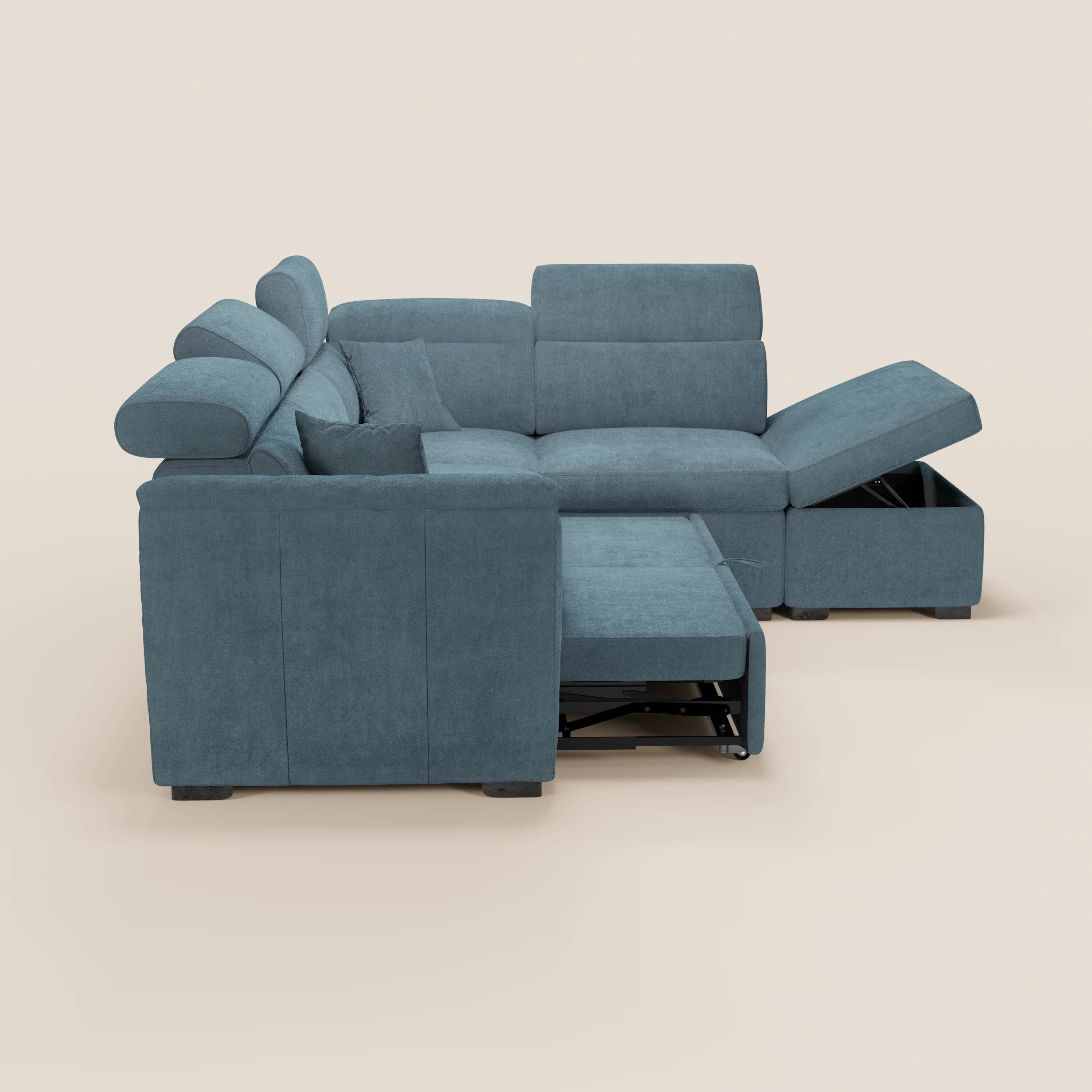 Il divano angolare reversibile Titano di Divani.Store è raffigurato in blu con poggiatesta reclinabili, un vano contenitore aperto su un lato e un pouf contenitore abbinato parzialmente esteso. Lo sfondo è beige a tinta unita.