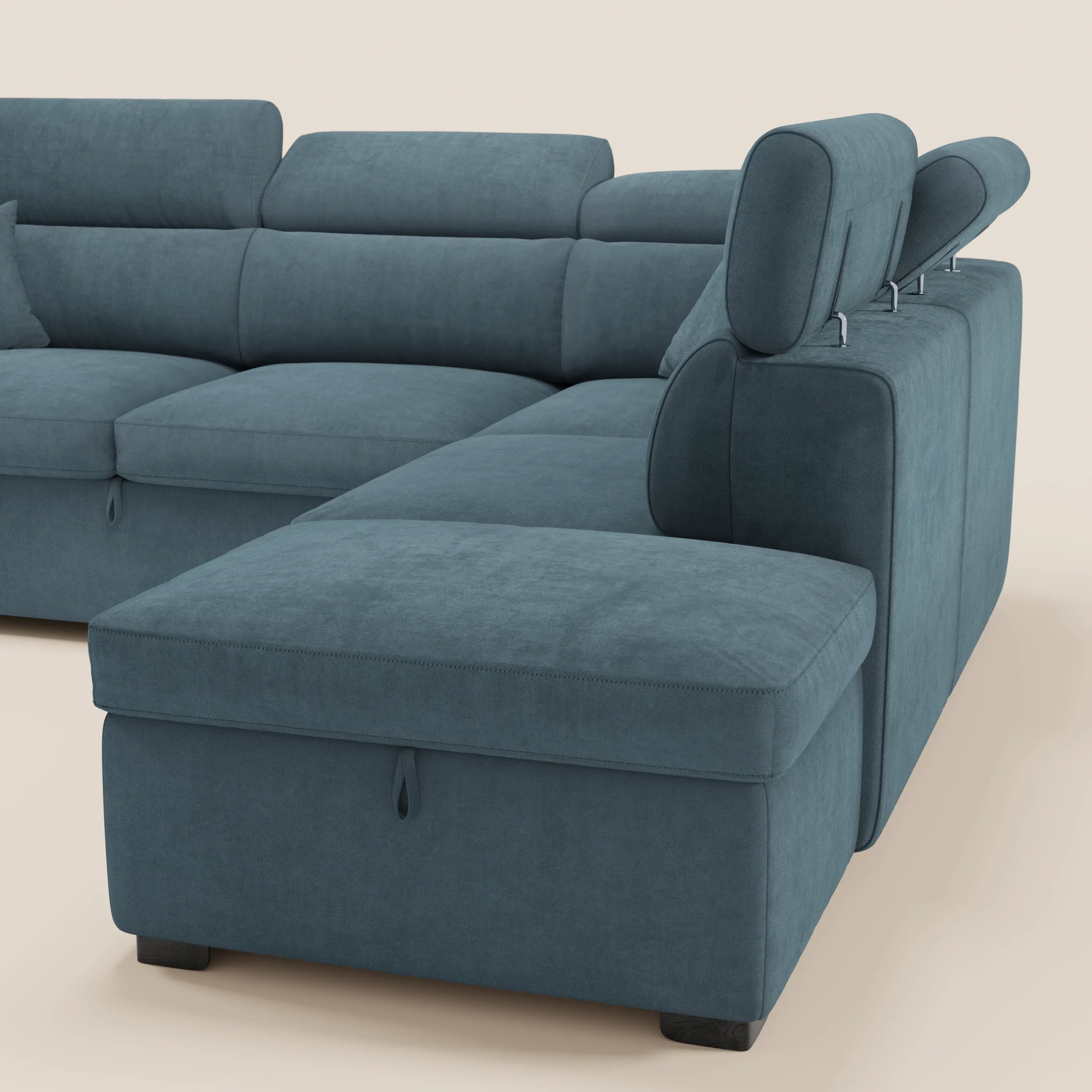 Il divano angolare reversibile Titano di Divani.Store, realizzato in tessuto smacchiabile Oeko-Tex®, è dotato di poggiatesta reclinabili, sedute estraibili e pouf contenitore. Moderno e confortevole, è presentato su uno sfondo beige con gambe nere.