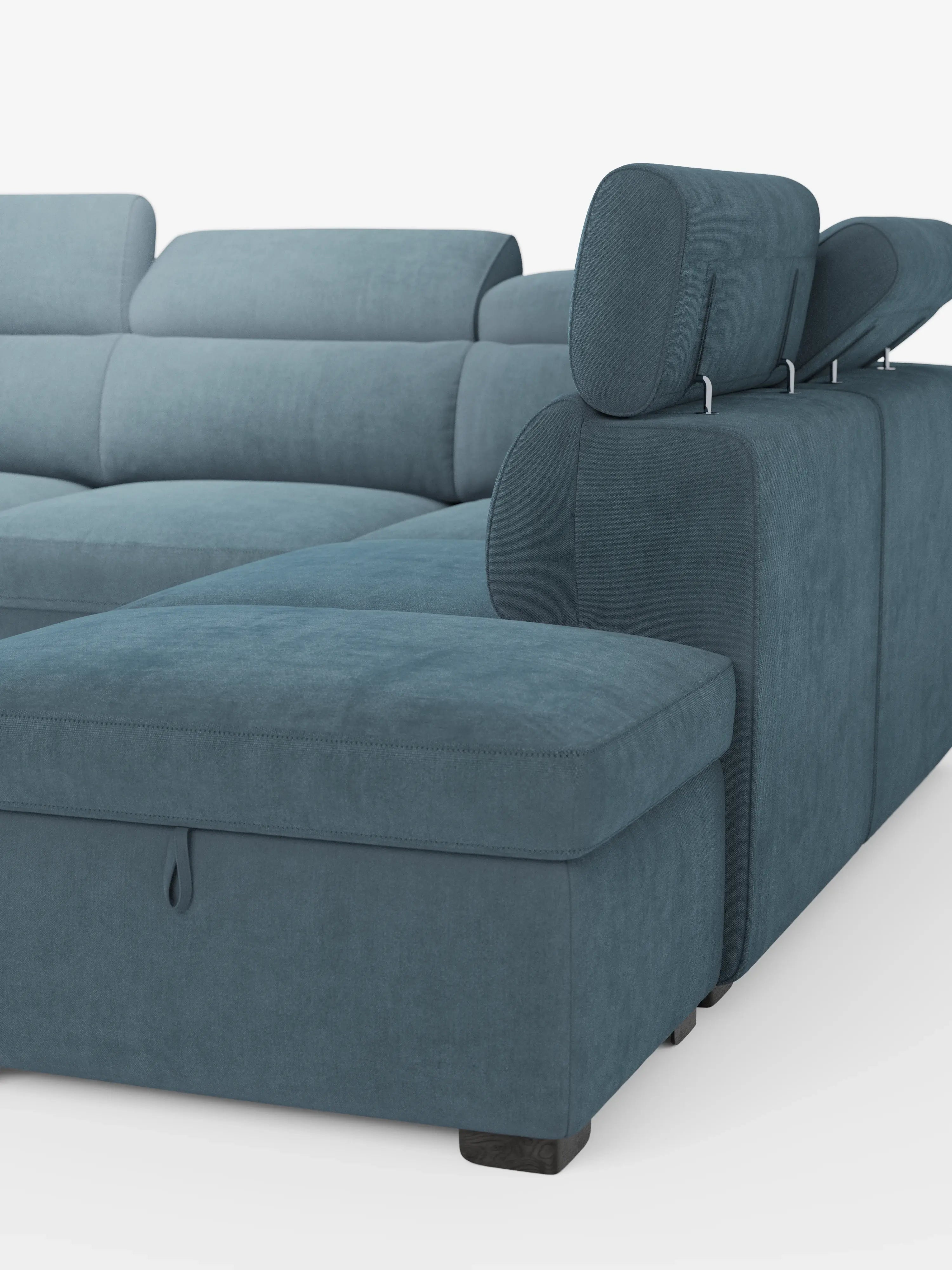 Un divano angolare reversibile Titano blu in stile contemporaneo di Divani.Store, rivestito in morbido tessuto Oeko-Tex® antimacchia, dotato di poggiatesta regolabili e provvisto di una chaise longue con linguetta a strappo che rivela uno spazio portaoggetti nascosto nel pouf integrato. Il divano si caratterizza per le linee pulite e gli eleganti piedini neri ed è esposto su uno sfondo bianco a tinta unita.