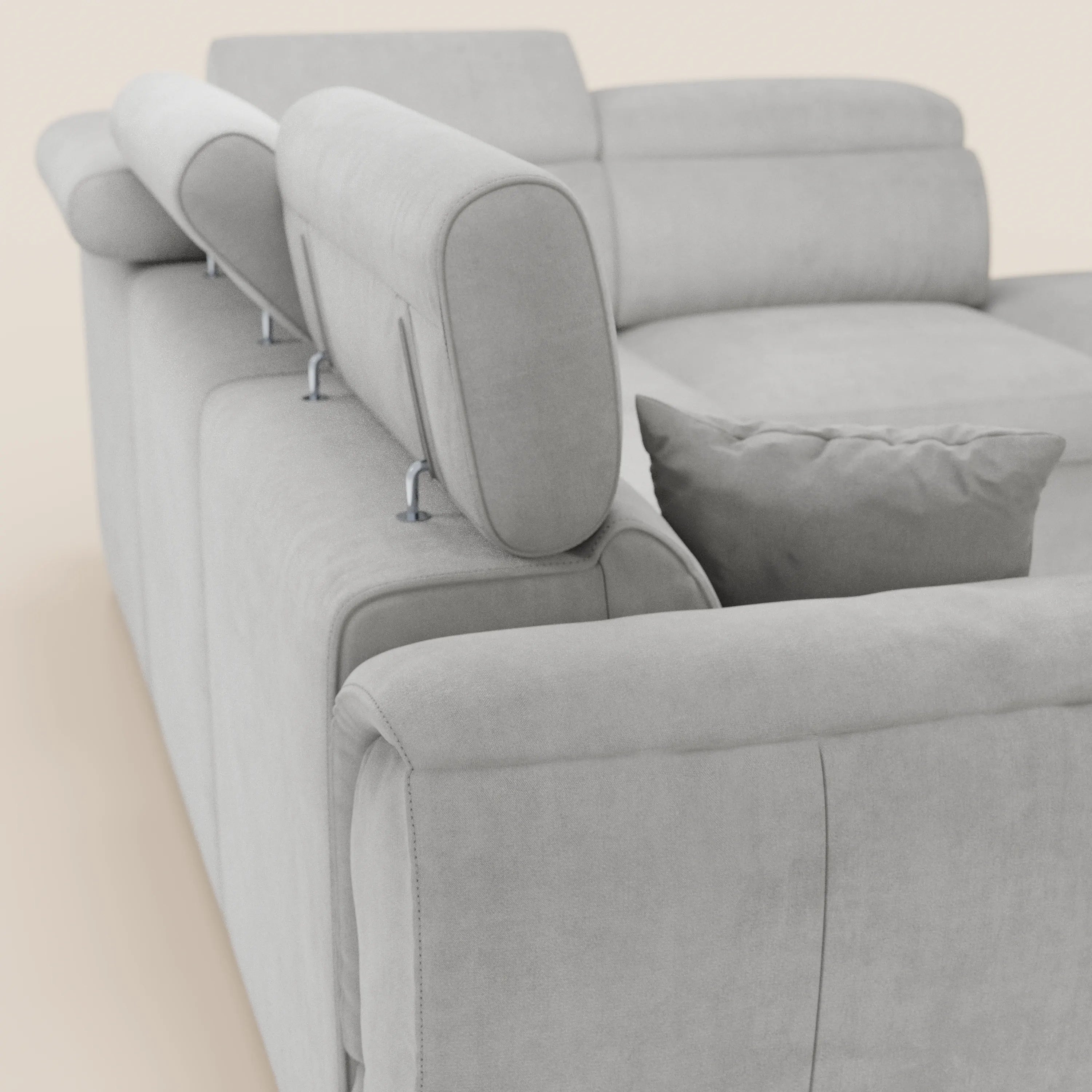 Primo piano del divano angolare reversibile Titano di Divani.Store, dotato di poggiatesta reclinabili, letto estraibile, pouf contenitore e cuscino coordinato in tessuto lavabile certificato Oeko-Tex®: un esempio lampante del suo comfort raffinato e del suo design moderno.