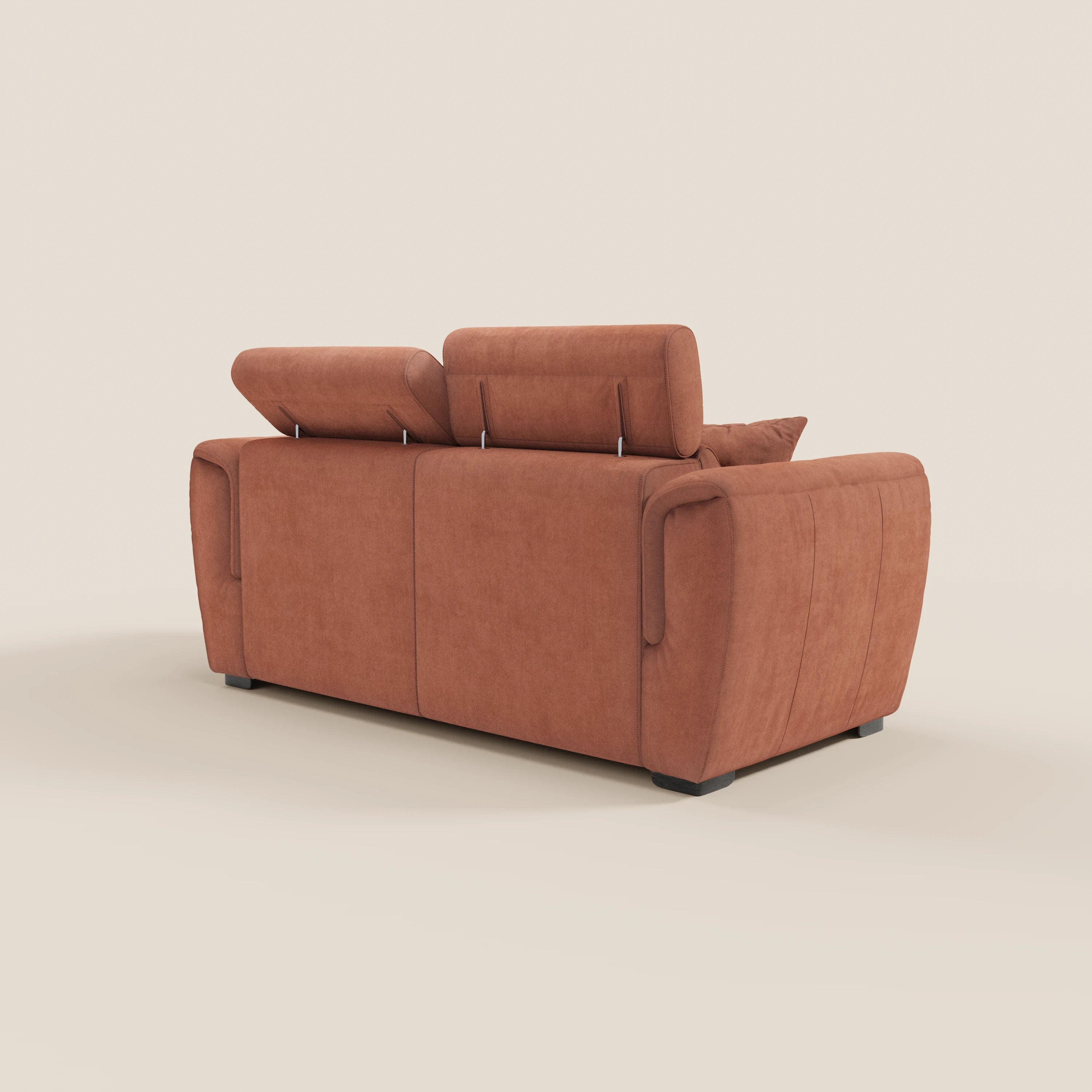 Il divano a due posti Titano di Divani.Store, realizzato in tessuto smacchiabile Oeko-Tex®, è raffigurato nella vista posteriore con due poggiatesta reclinabili a diverse altezze e ampi braccioli imbottiti. Il divano presenta piedini bassi di colore scuro e uno sfondo beige chiaro.