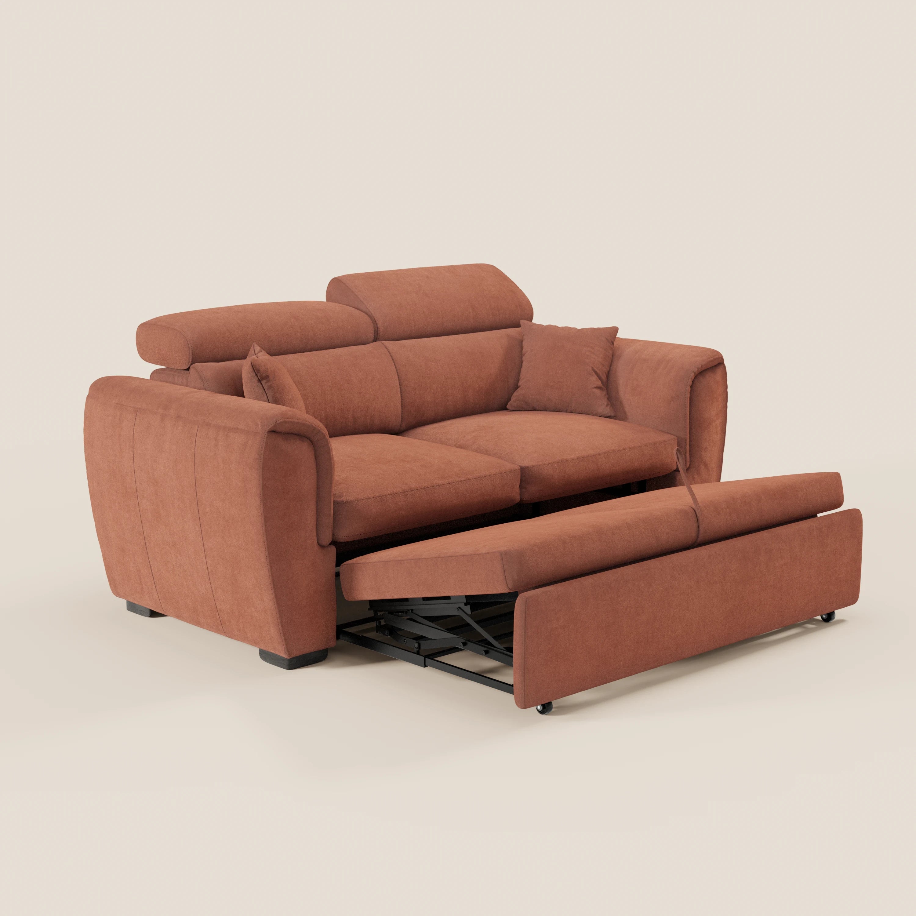 Il divano a 2 posti estraibile Titano di Divani.Store, realizzato in tessuto color ruggine Oeko-Tex® resistente alle macchie, è dotato di poggiatesta regolabili, morbidi cuscini, due cuscini decorativi e una sezione estraibile che può essere utilizzata come chaise longue o letto. Lo sfondo in tinta unita bianco sporco ne esalta il look moderno.