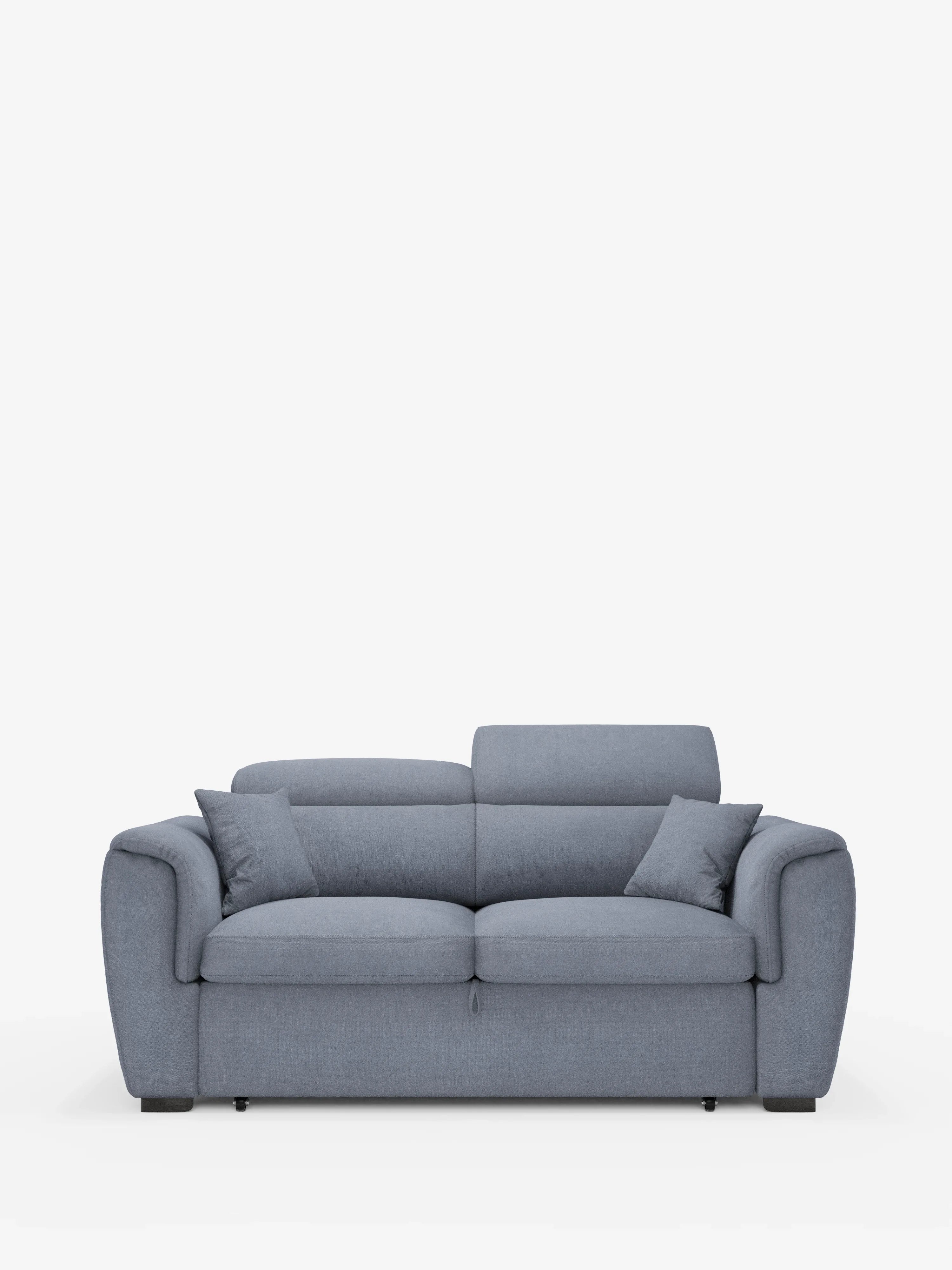 Un moderno divano a due posti Titano, di colore azzurro chiaro, con sedute estraibili e poggiatesta reclinabili, rivestito in tessuto smacchiabile Oeko-Tex® di Divani.Store, caratterizzato da ampi braccioli, due cuscini di seduta, due cuscini di schienale e quattro cuscini decorativi abbinati. Questo divano compatto e contemporaneo è ripreso in primo piano su uno sfondo bianco, senza altri oggetti visibili.