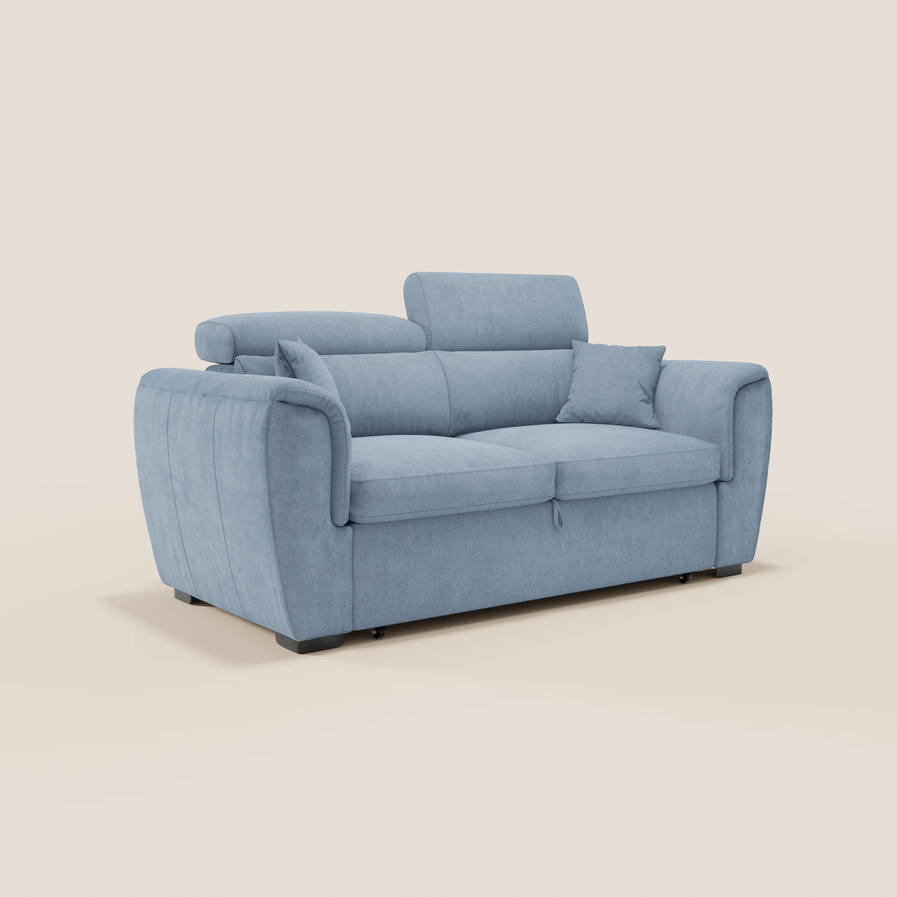 Il divano a 2 posti estraibile Titano di Divani.Store è realizzato in tessuto azzurro, resistente alle macchie e certificato Oeko-Tex®, con morbidi cuscini, ampi braccioli, un cuscino coordinato e poggiatesta regolabili. Si appoggia su bassi piedini neri su uno sfondo bianco sporco.