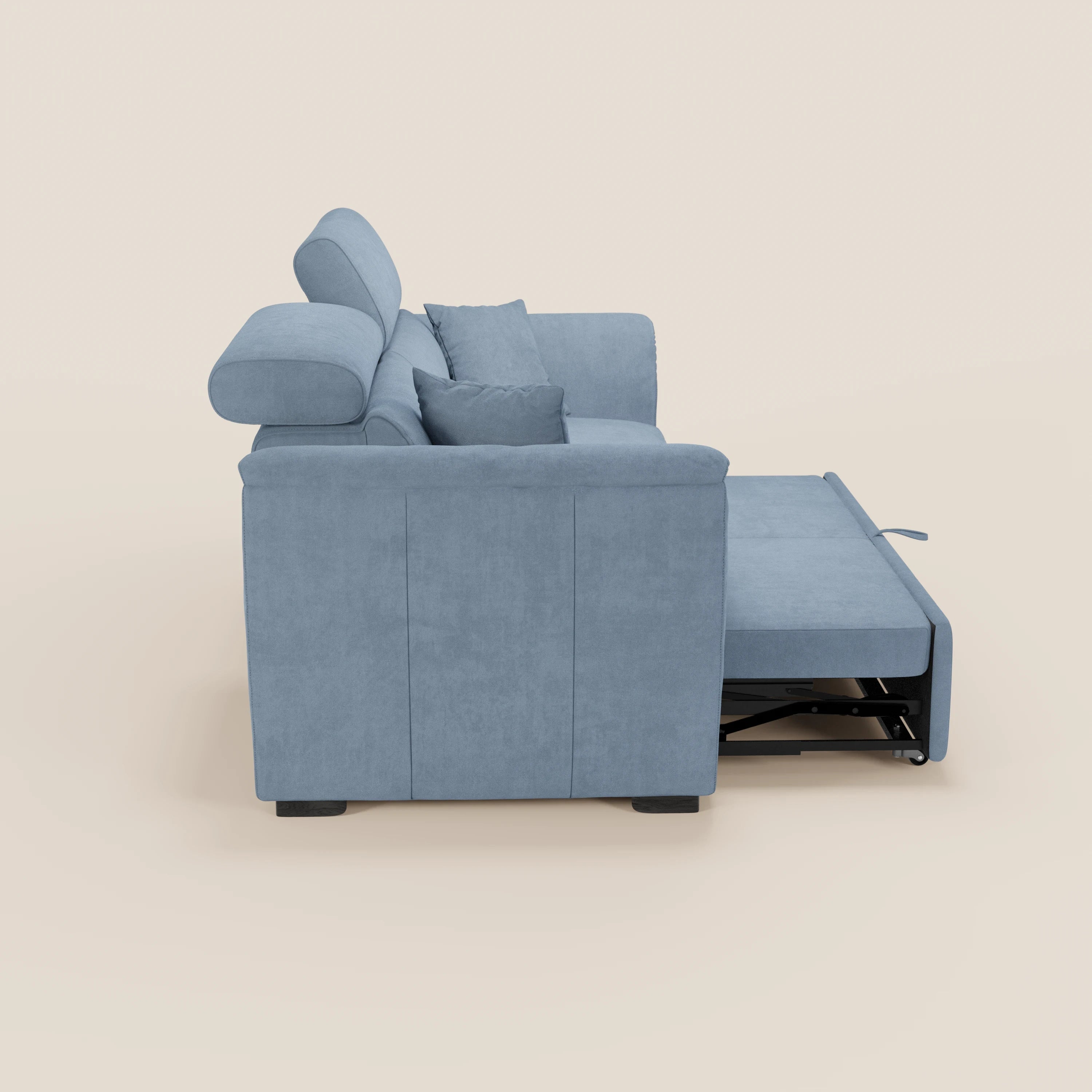 Vista laterale del divano a 2 posti estraibile Titano di Divani.Store, con letto estraibile aperto; è dotato di poggiatesta reclinabili, ampi braccioli e due cuscini coordinati in tessuto antimacchia certificato Oeko-Tex®, su uno sfondo beige.