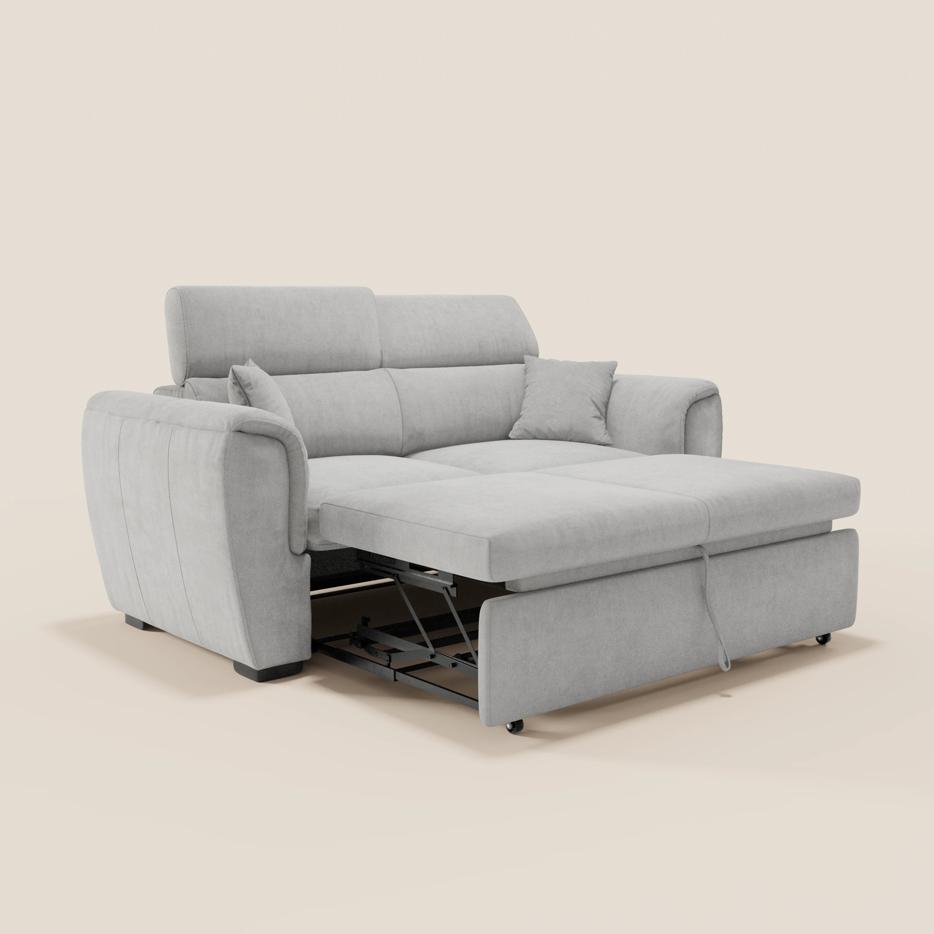 Il divano a 2 posti Titano di Divani.Store, in tessuto grigio chiaro antimacchia certificato Oeko-Tex®, è dotato di sezione estraibile per il letto, poggiatesta reclinabili, braccioli imbottiti, due cuscini coordinati e gambe nere su sfondo neutro.
