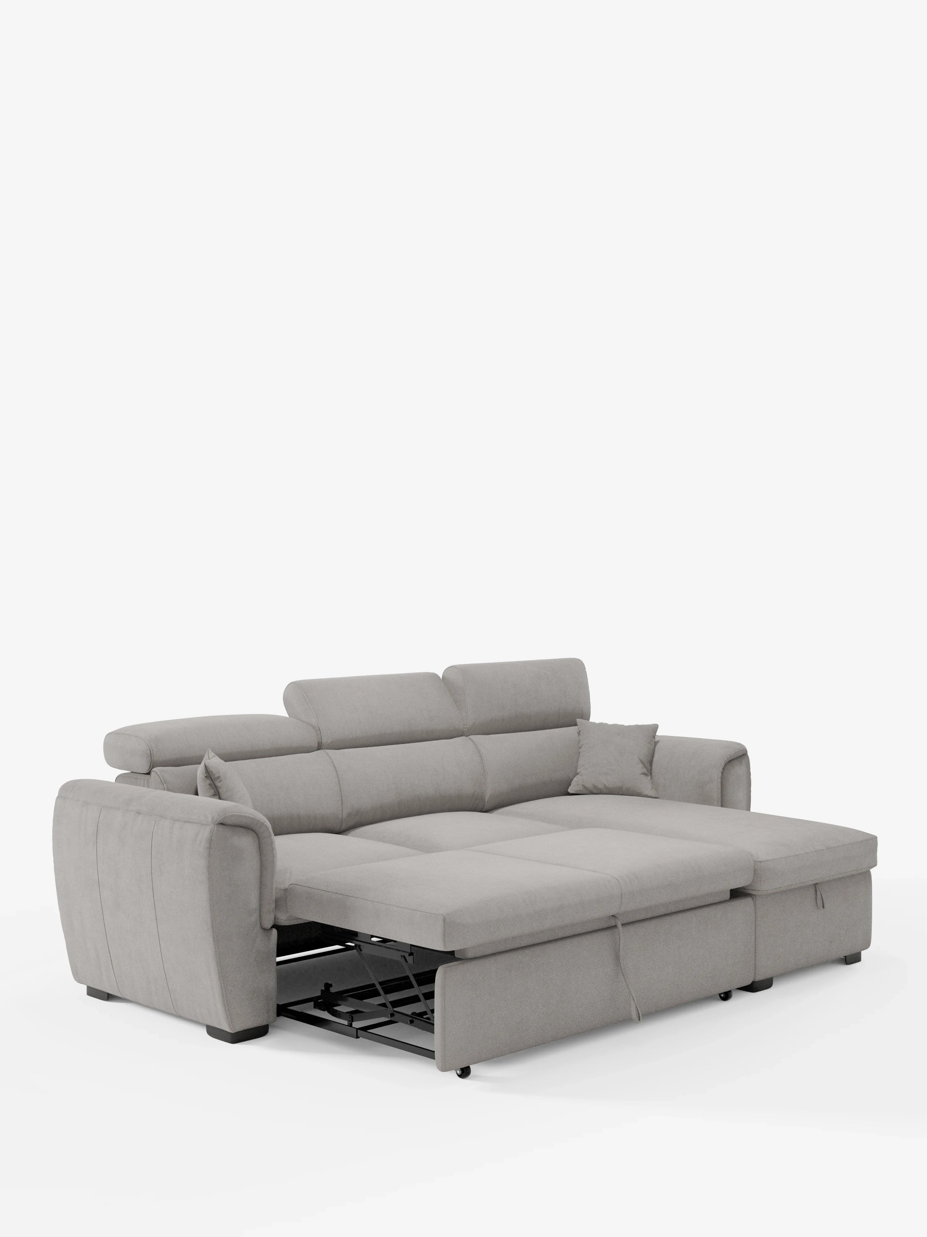 Un divano letto Titano grigio chiaro con penisola reversibile di Divani.Store, dotato di poggiatesta reclinabili, letto estraibile, chaise longue sulla destra, cuscini coordinati e tessuto antimacchia, su uno sfondo bianco a tinta unita.