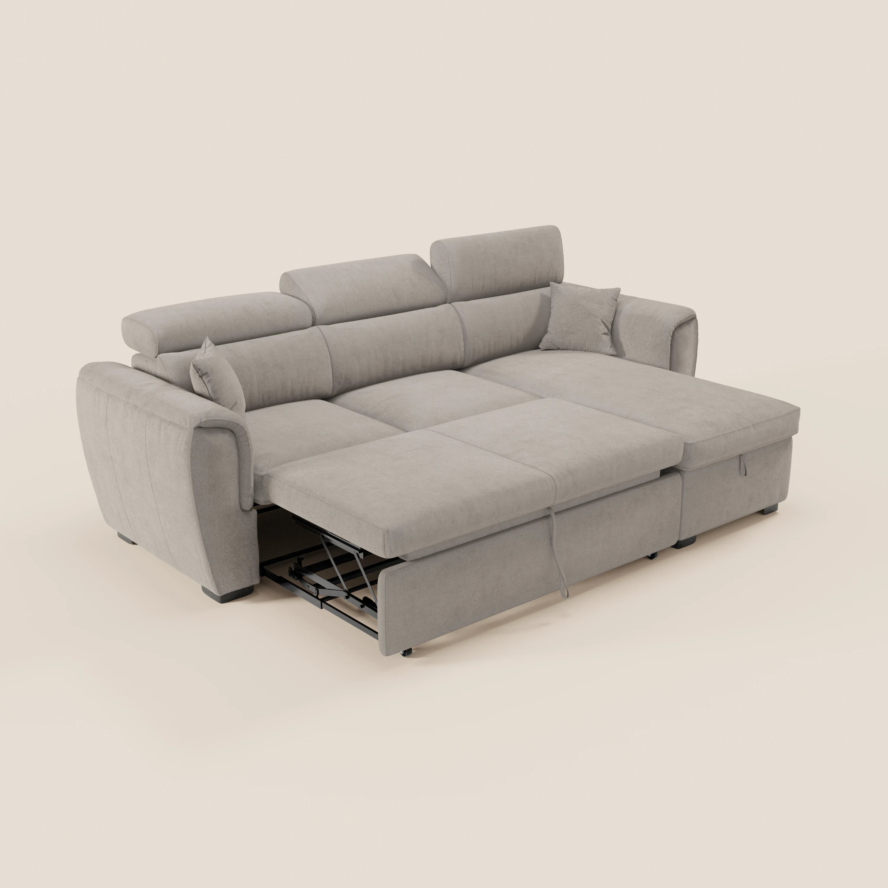 Il divano letto Titano di Divani.Store è dotato di una chaise longue reversibile, poggiatesta regolabili, due cuscini coordinati e un letto estraibile in tessuto antimacchia. Si appoggia su gambe corte nere su uno sfondo chiaro e semplice.