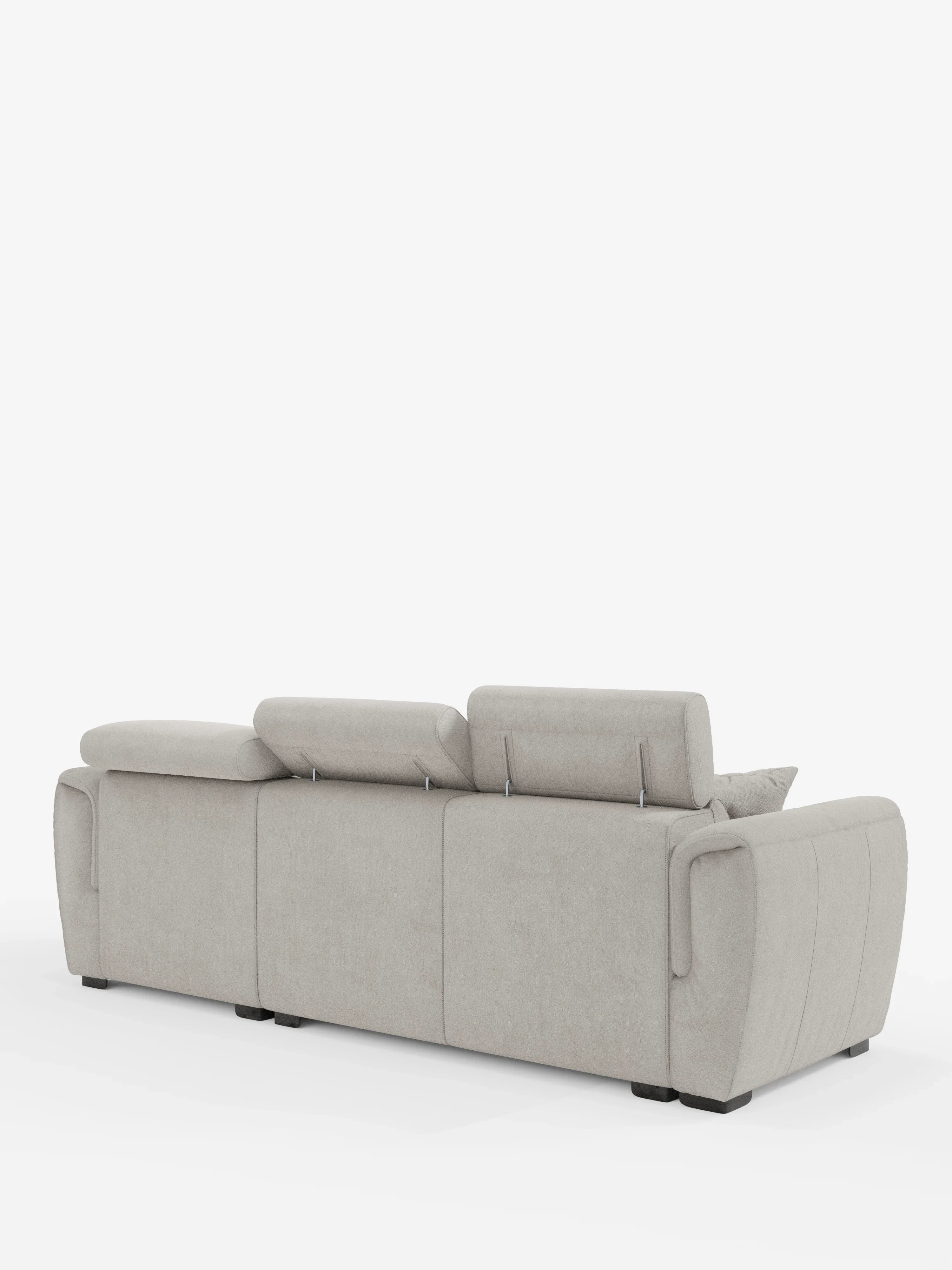 Un divano letto Titano moderno, color beige chiaro, con penisola reversibile e contenitore, firmato Divani.Il modello, dotato di poggiatesta reclinabili, morbidi braccioli e un elemento estraibile in tessuto antimacchia, è ripreso da dietro e leggermente di lato su uno sfondo bianco. Questo divano contemporaneo poggia su gambe corte e scure e presenta una morbida trama in tessuto.
