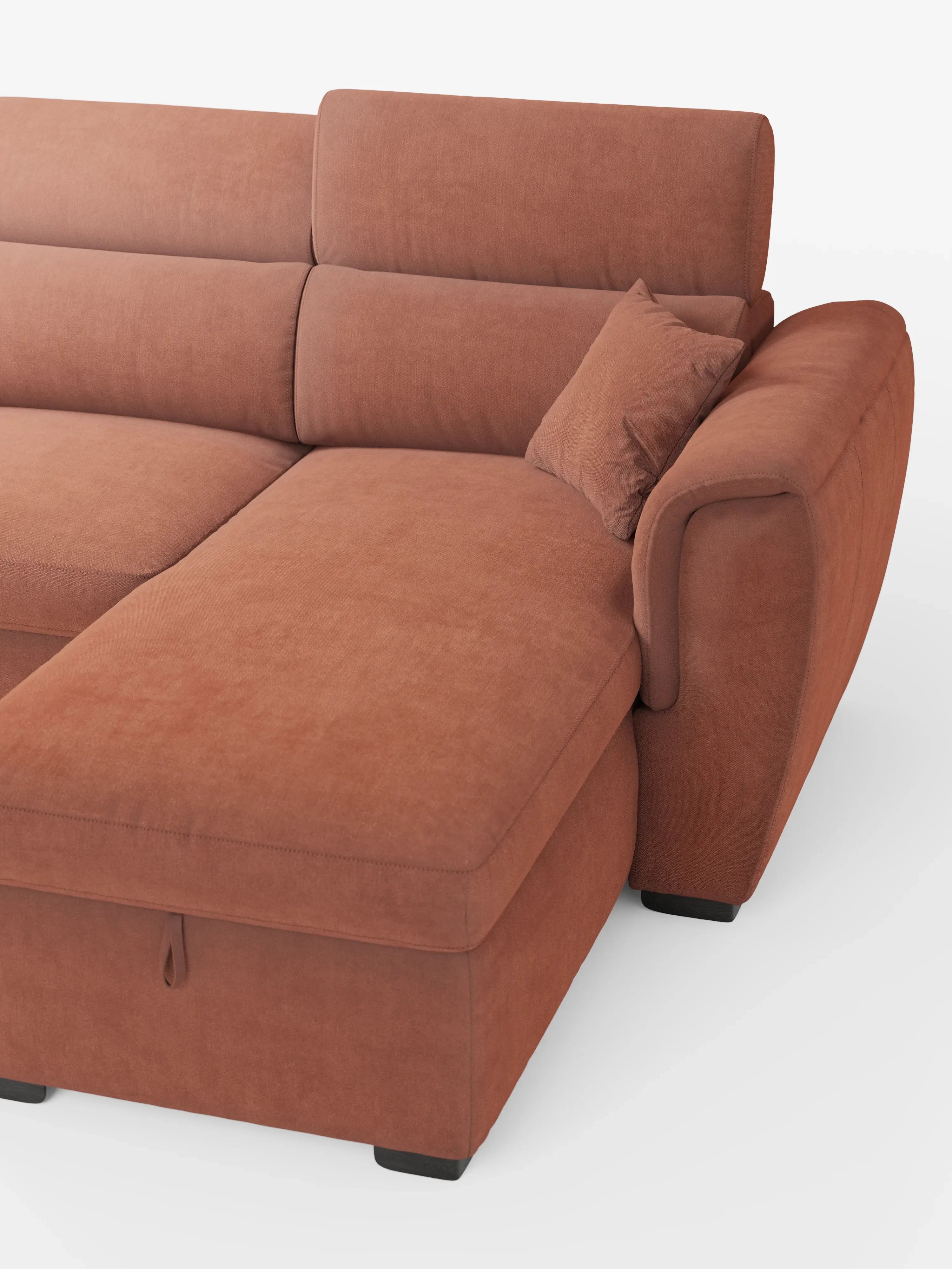 Vi presentiamo il divano letto con penisola reversibile e contenitore Titano di Divani.Store: un divano moderno in marrone ruggine, rivestito in tessuto antimacchia. Caratterizzato da morbidi cuscini, ampi braccioli e un cuscino decorativo abbinato, questo elegante divano moderno include una chaise longue reversibile con contenitore integrato, poggiatesta reclinabili e un elemento estraibile. Poggia su corte gambe nere su uno sfondo bianco a tinta unita.
