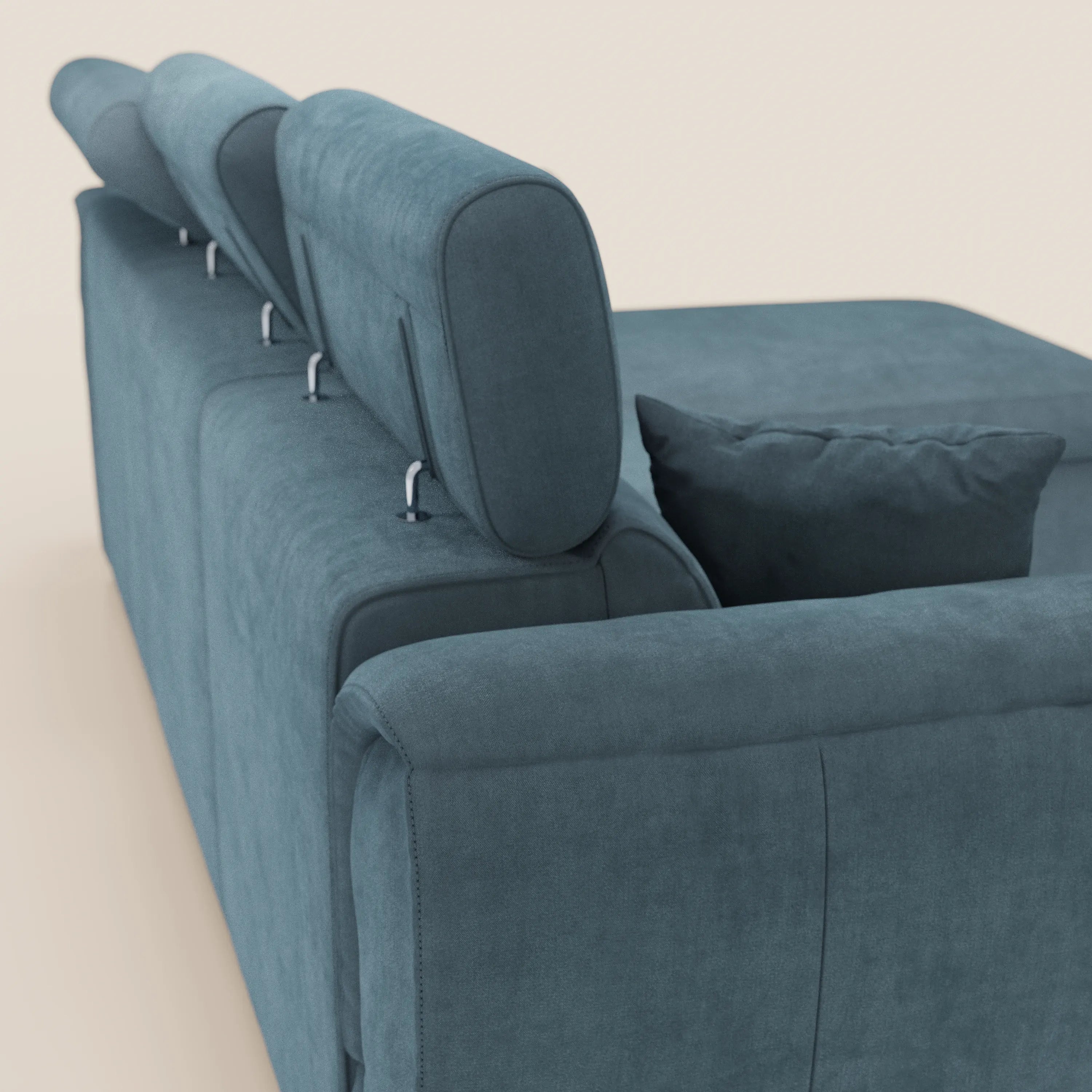 Il divano letto Titano con penisola reversibile di Divani.Store è un moderno divano in tessuto smacchiabile color verde acqua, visto da dietro, con tre poggiatesta reclinabili, elemento estraibile e cuscino coordinato su sfondo chiaro.