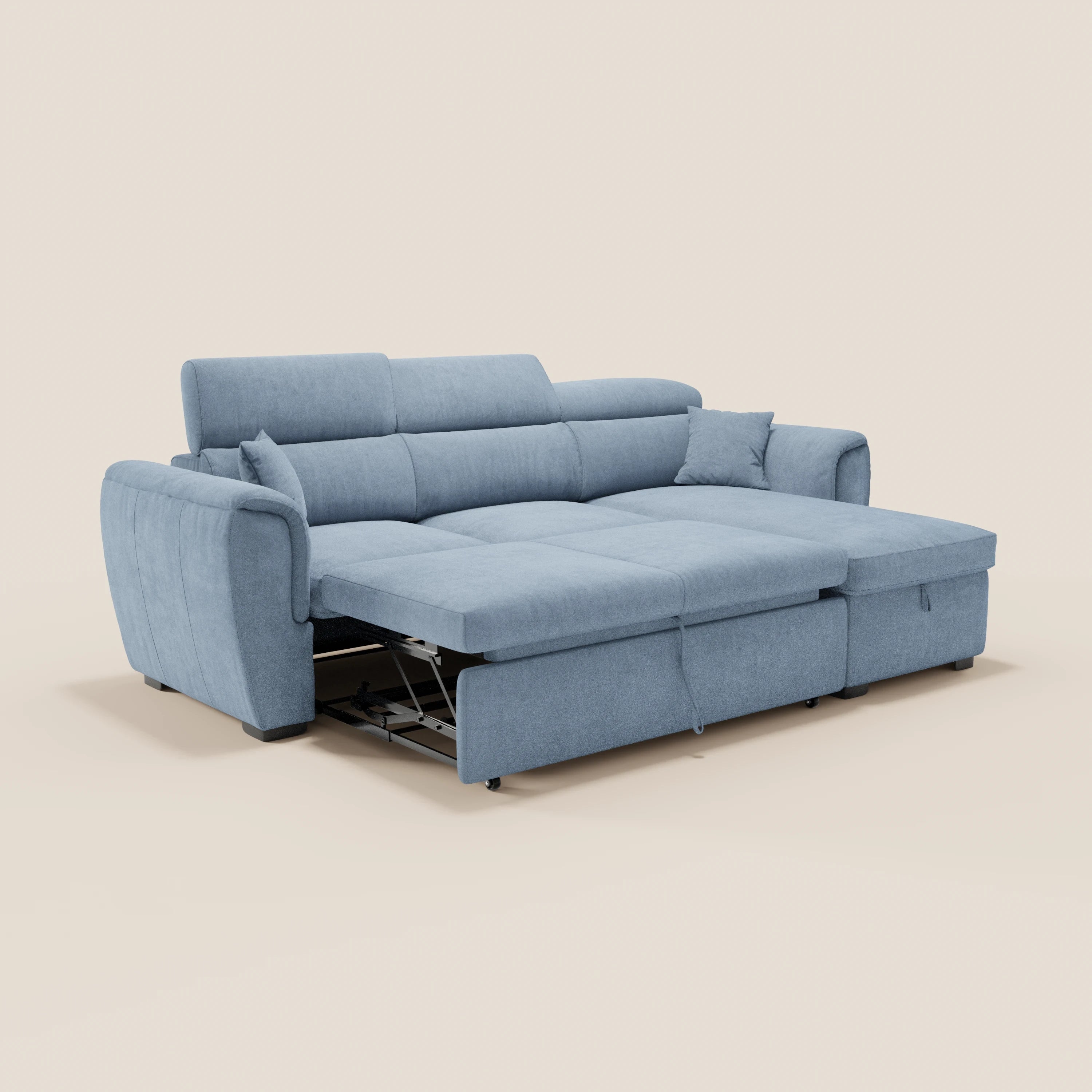 Il divano letto Titano di Divani.Store presenta una chaise longue azzurra con vano portaoggetti reversibile, poggiatesta reclinabili, letto estraibile, tessuto antimacchia e due cuscini, il tutto in un design minimalista beige senza decorazioni aggiuntive.