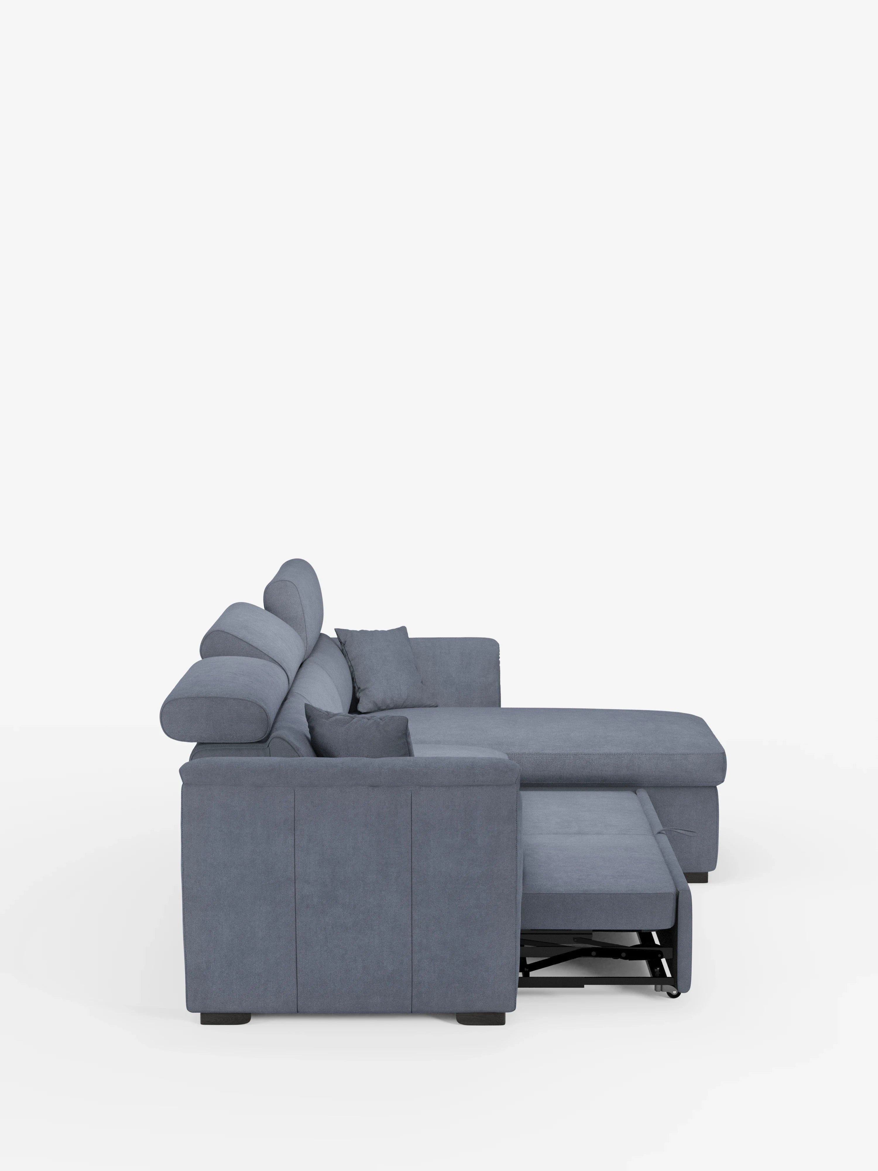 Una vista laterale del divano letto Titano con penisola reversibile e contenitore di Divani.Store, rivestito in tessuto facile da pulire. Questo moderno divano componibile nei toni del blu-grigio è dotato di morbidi cuscini, poggiatesta reclinabili, una chaise longue reversibile (penisola), due cuscini decorativi e un elemento contenitore estraibile, parzialmente estratto. Il divano moderno è messo in risalto da uno sfondo bianco a tinta unita, che ne accentua l’elegante design e la trama.