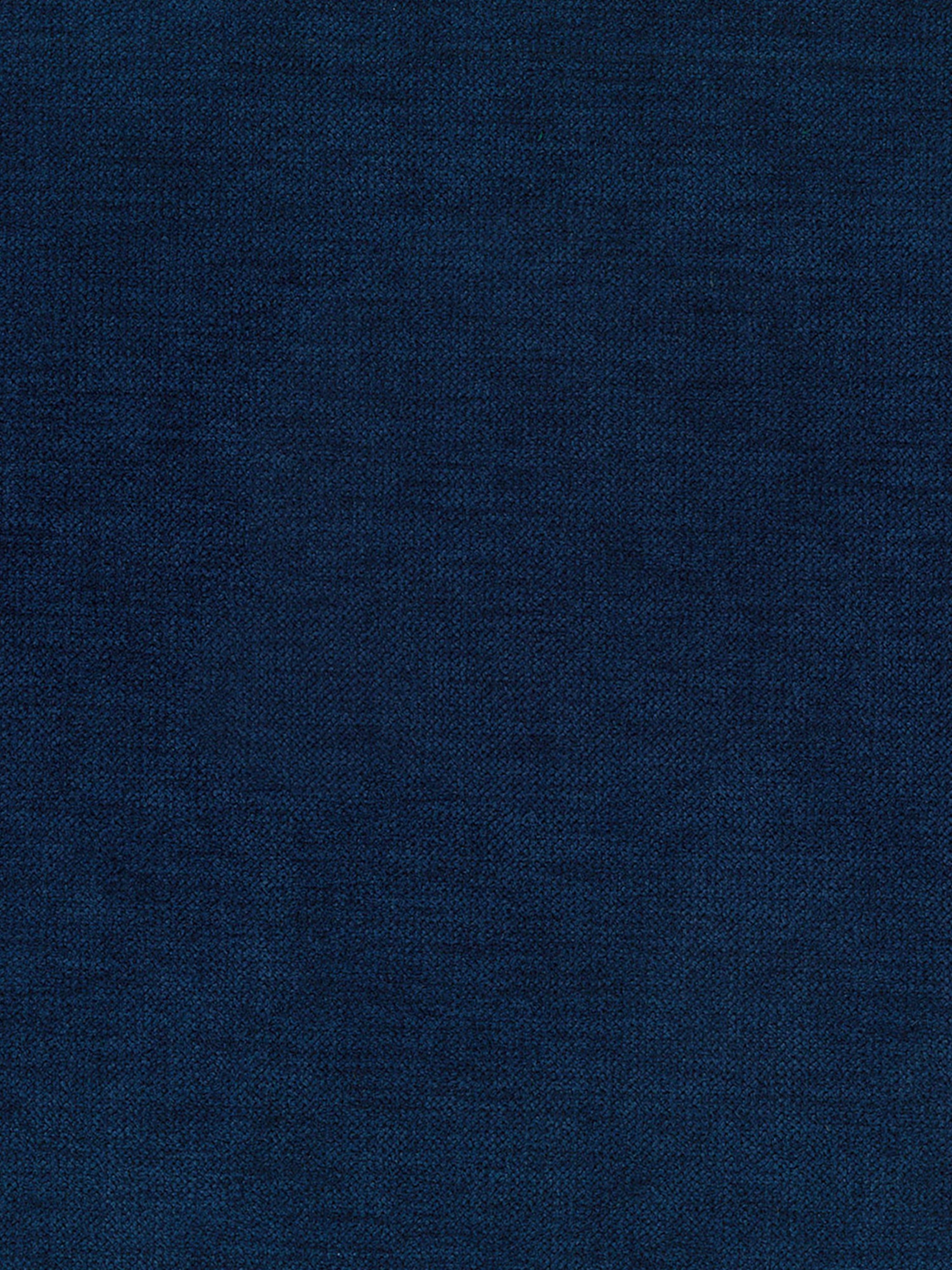 Un primo piano della “Plissè Sedia imbottita in tessuto impermeabile” di Divani.Store ne mette in risalto il tessuto blu scuro leggermente melange. Il materiale morbido e compatto e lo schienale plissettato sono ideali per gli interni moderni; non presentano motivi né segni distintivi.