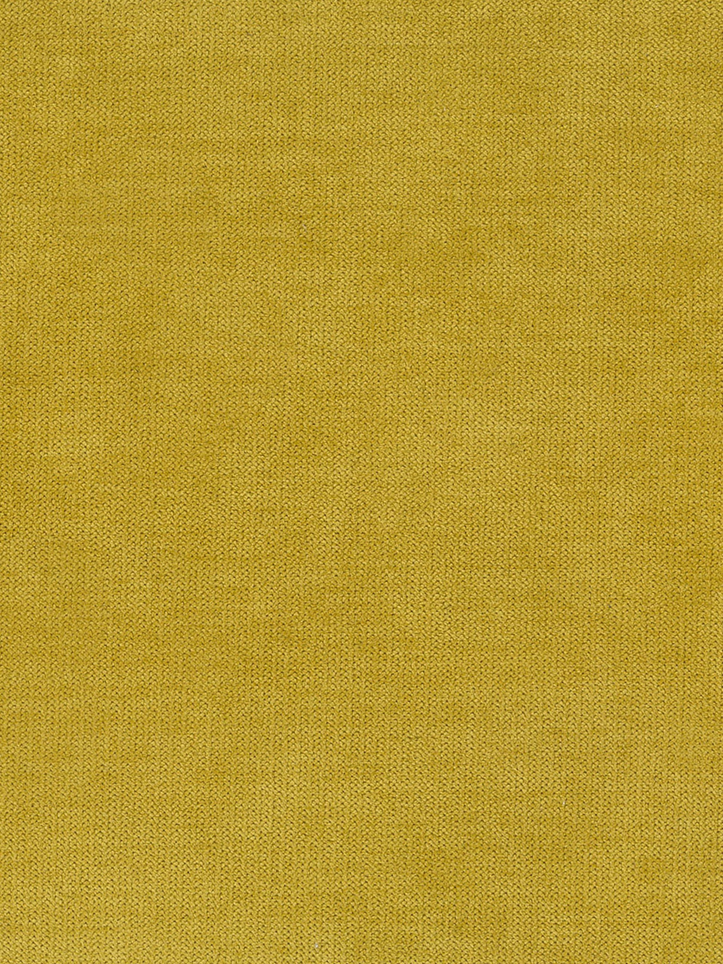 Un primo piano del tessuto impermeabile color giallo senape della sedia imbottita Plissè di Divani.Store rivela una trama raffinata e filati pregiati, che ne esaltano l'eleganza moderna grazie allo schienale plissettato e alle slanciate gambe in metallo nero.