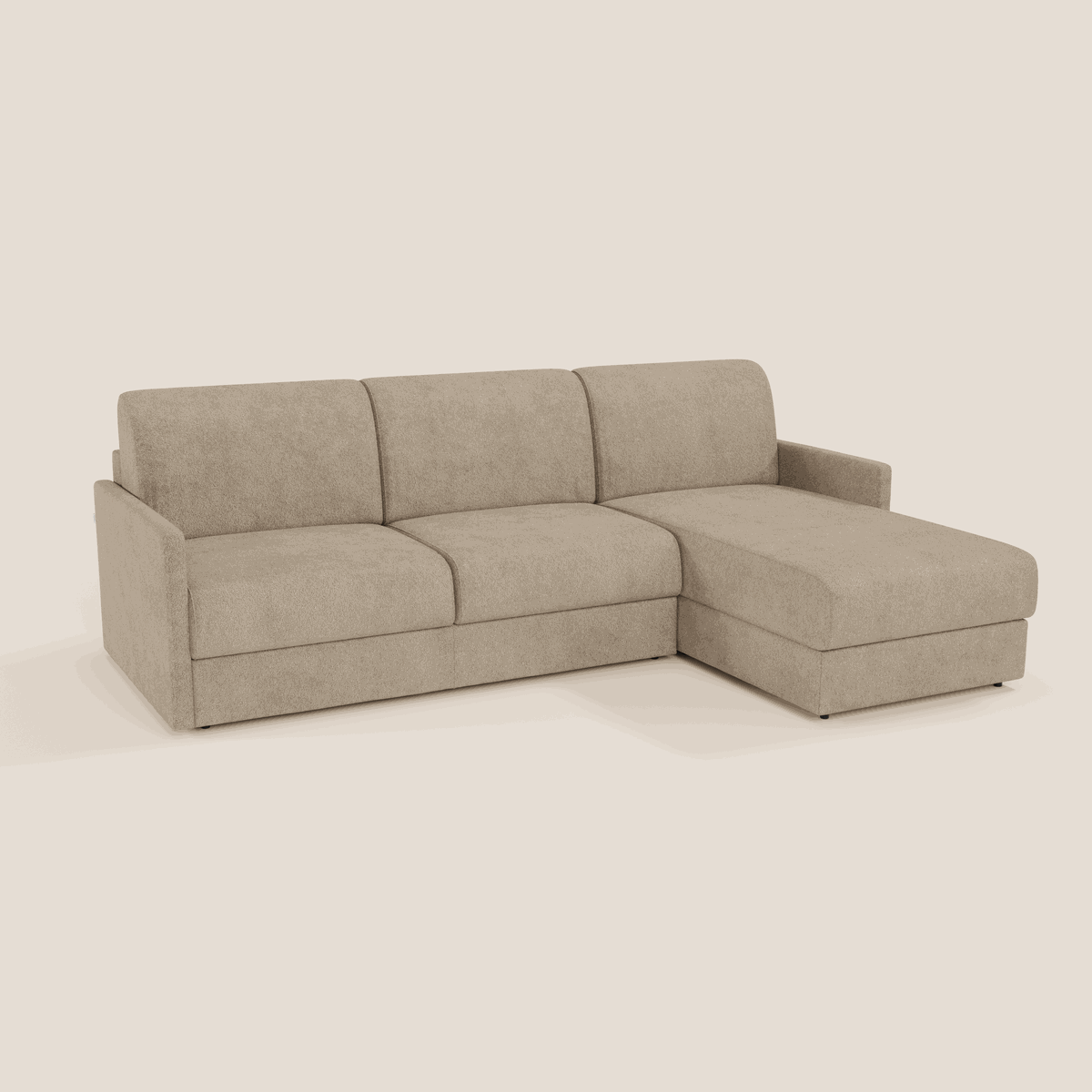 Il TOMMY Divano Letto con penisola contenitore di Divani.Store è caratterizzato da un design minimale dalle linee pulite, dalla chaise longue destra e da un rivestimento in morbido tessuto T33 antimacchia, simile al cotone, di colore beige.