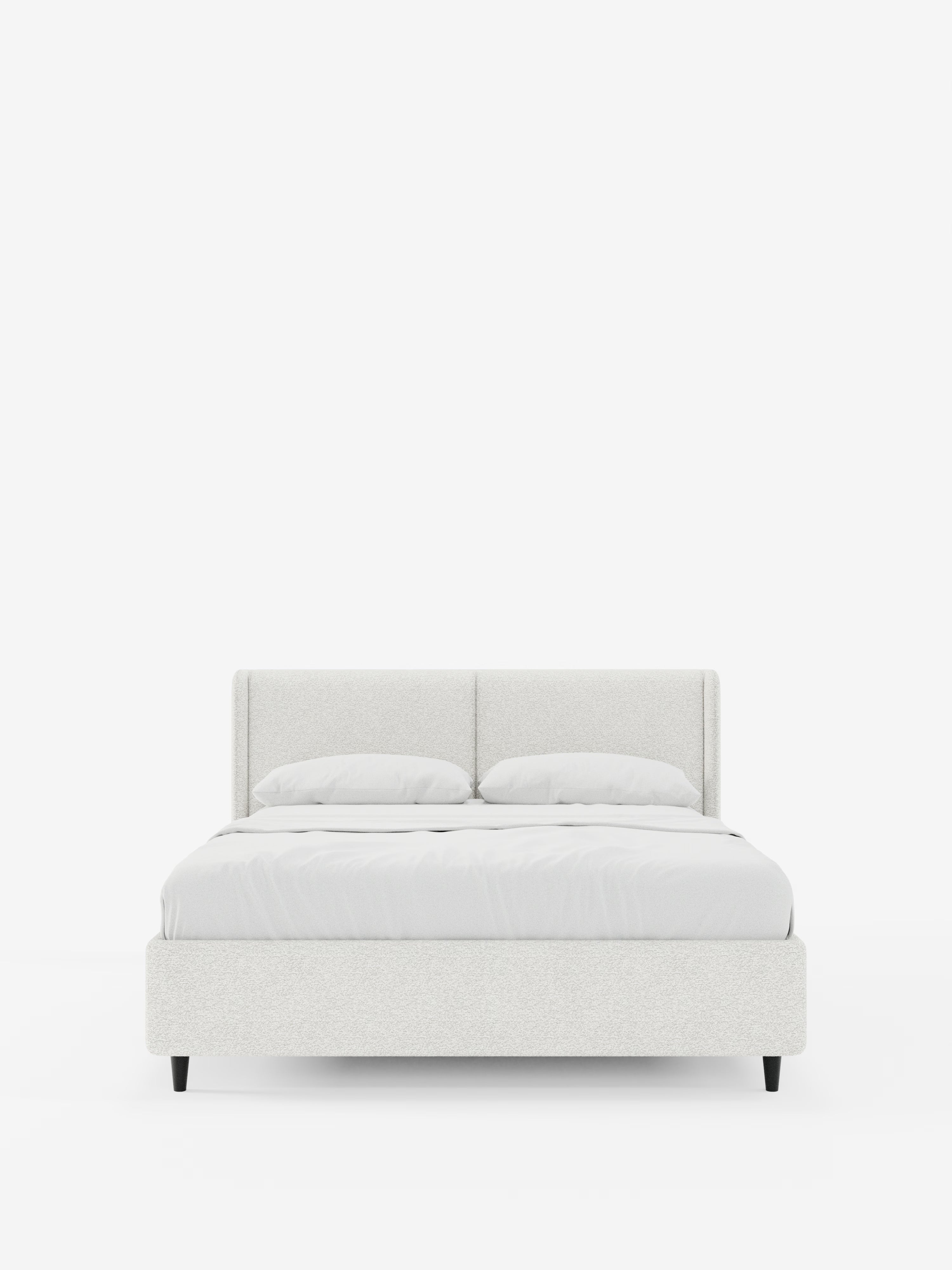 Il letto di design VALKIRIA con vano contenitore e testiera avvolgente di Letti.store presenta un raffinato design contemporaneo, con una testiera rivestita in tessuto Oeko-Tex® dalle tonalità grigio chiaro che conferisce eleganza all’ambiente. Il letto, completato da due cuscini imbottiti e biancheria da letto bianca, poggia su quattro piedini neri corti ed è fotografato su uno sfondo bianco essenziale.