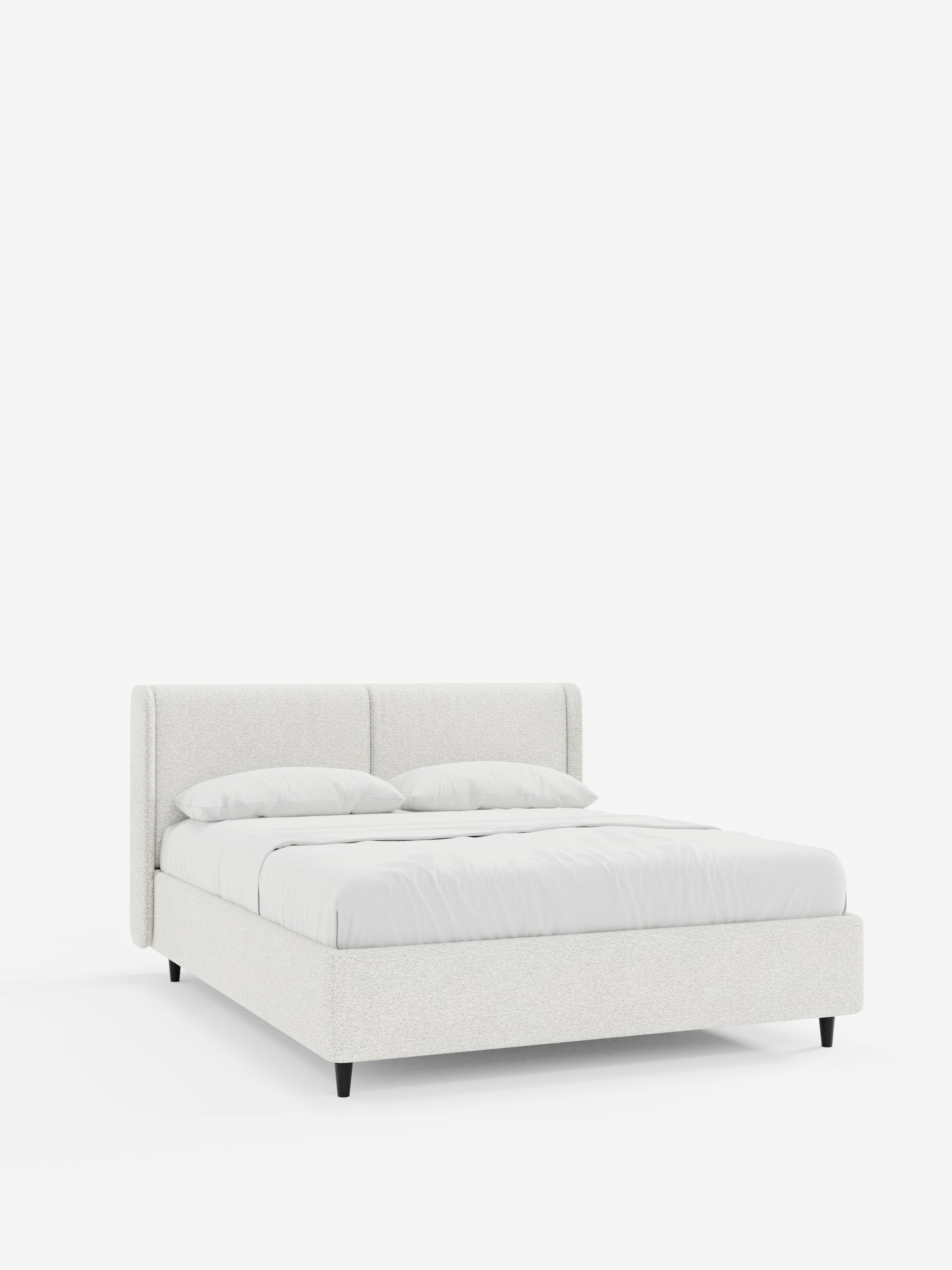 Il letto di design VALKIRIA con vano contenitore e testiera avvolgente di Letti.store, caratterizzato da un’elegante struttura rivestita in grigio chiaro certificato Oeko-Tex® e da una testiera con due morbidi cuscini, poggia su corte gambe nere su uno sfondo bianco a tinta unita: l’incarnazione del design contemporaneo raffinato.