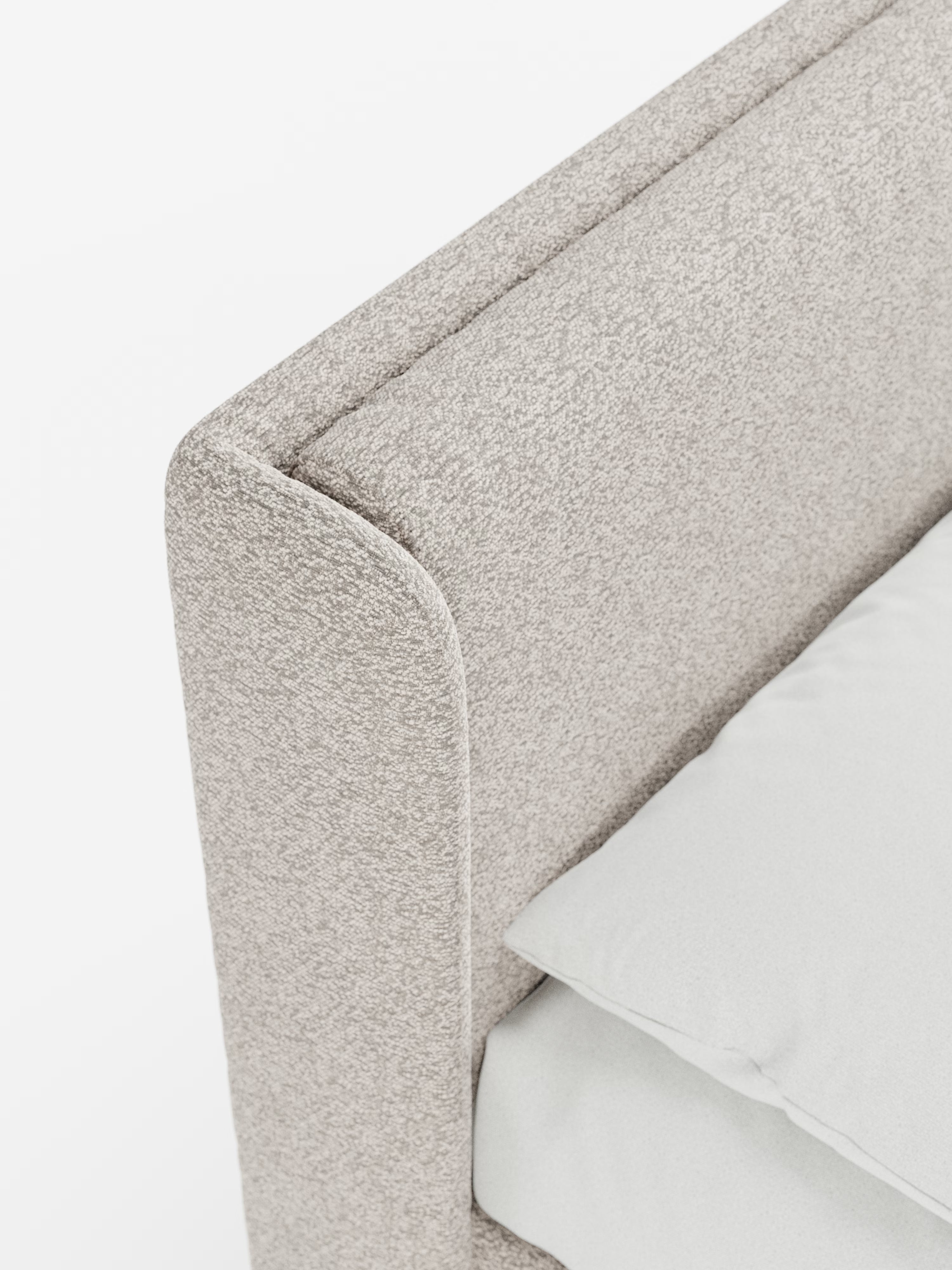 Primo piano del letto di design VALKIRIA con vano contenitore e testiera avvolgente di Letti.store, che mette in risalto il rivestimento in tessuto beige chiaro certificato Oeko-Tex®. L’immagine mette in risalto la morbida testiera imbottita con due cuscini arrotondati integrati — elementi distintivi del design italiano contemporaneo — abbinata a un letto ben rifatto con biancheria da letto e cuscini dai colori chiari. Tutti gli elementi risaltano su uno sfondo bianco e pulito.