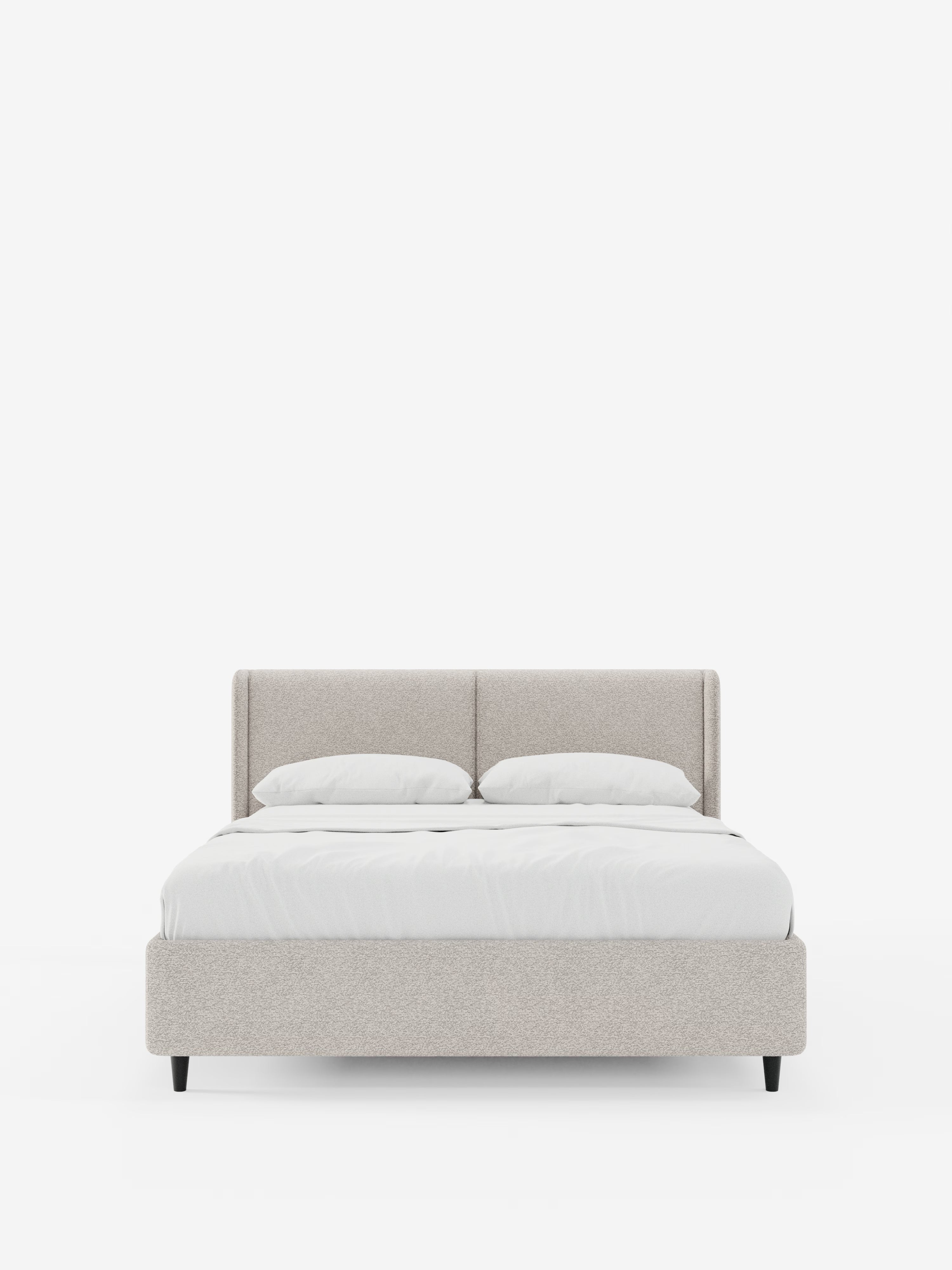 Un letto imbottito contemporaneo di Letti.store, il modello VALKIRIA presenta una testiera e una struttura rivestite in tessuto Oeko-Tex® color beige chiaro, completate da due cuscini imbottiti. Il letto è dotato di un pratico vano contenitore e poggia su gambe corte di colore nero. Abbinato a biancheria da letto bianca e fotografato su uno sfondo bianco a tinta unita, il suo design semplice e minimalista lo rende ideale per qualsiasi camera da letto in stile contemporaneo.