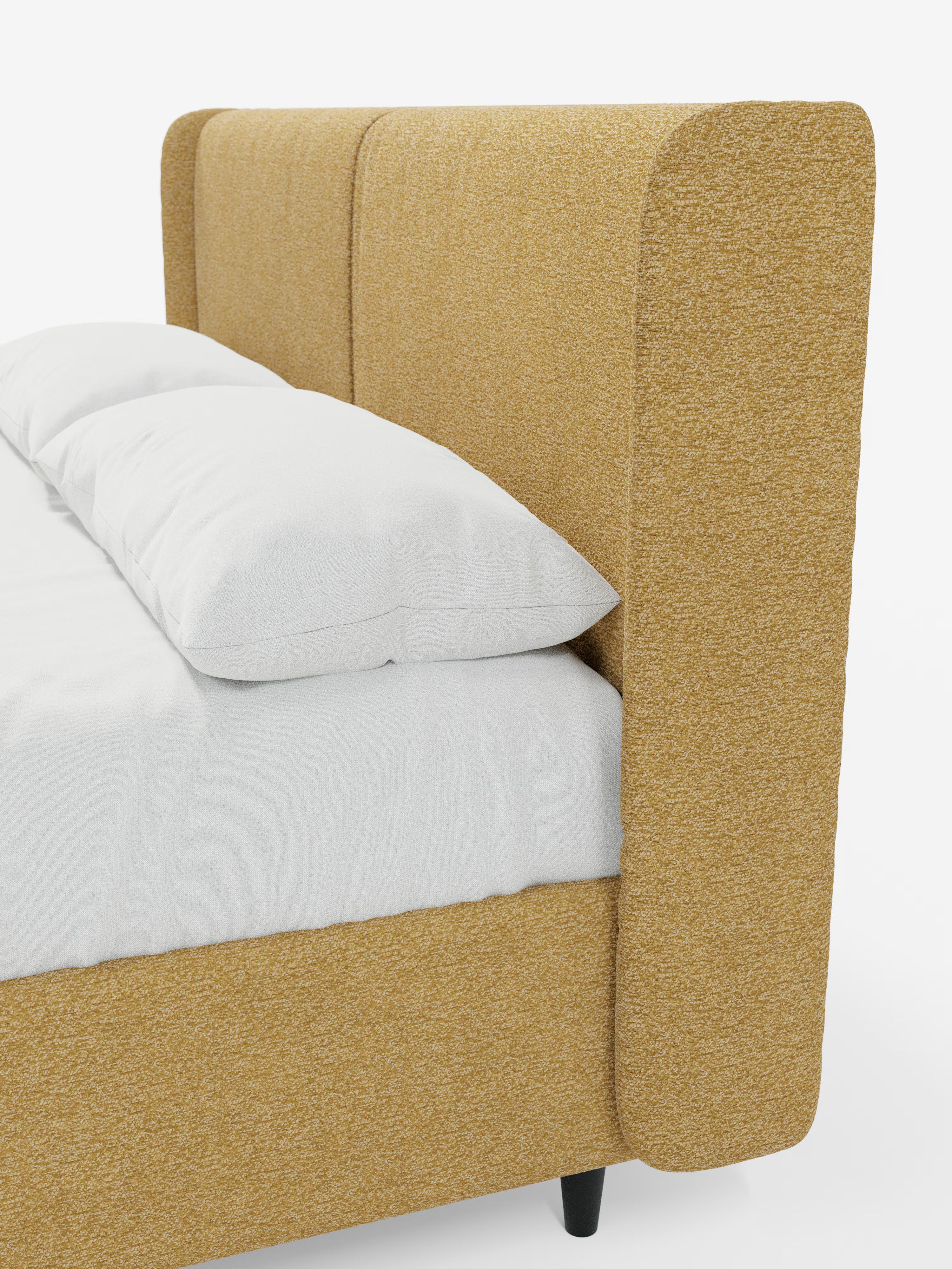 Un primo piano del letto di design VALKIRIA con vano contenitore e testiera avvolgente di Letti.store ne mette in risalto lo stile contemporaneo. Questo elegante letto imbottito, dotato di due cuscini imbottiti e rivestito in tessuto certificato Oeko-Tex®, è rivestito in giallo senape con morbidi bordi arrotondati sulla testiera avvolgente. Il letto è rifinito con biancheria da letto bianca e due cuscini e poggia su corte gambe nere su uno sfondo bianco a tinta unita.