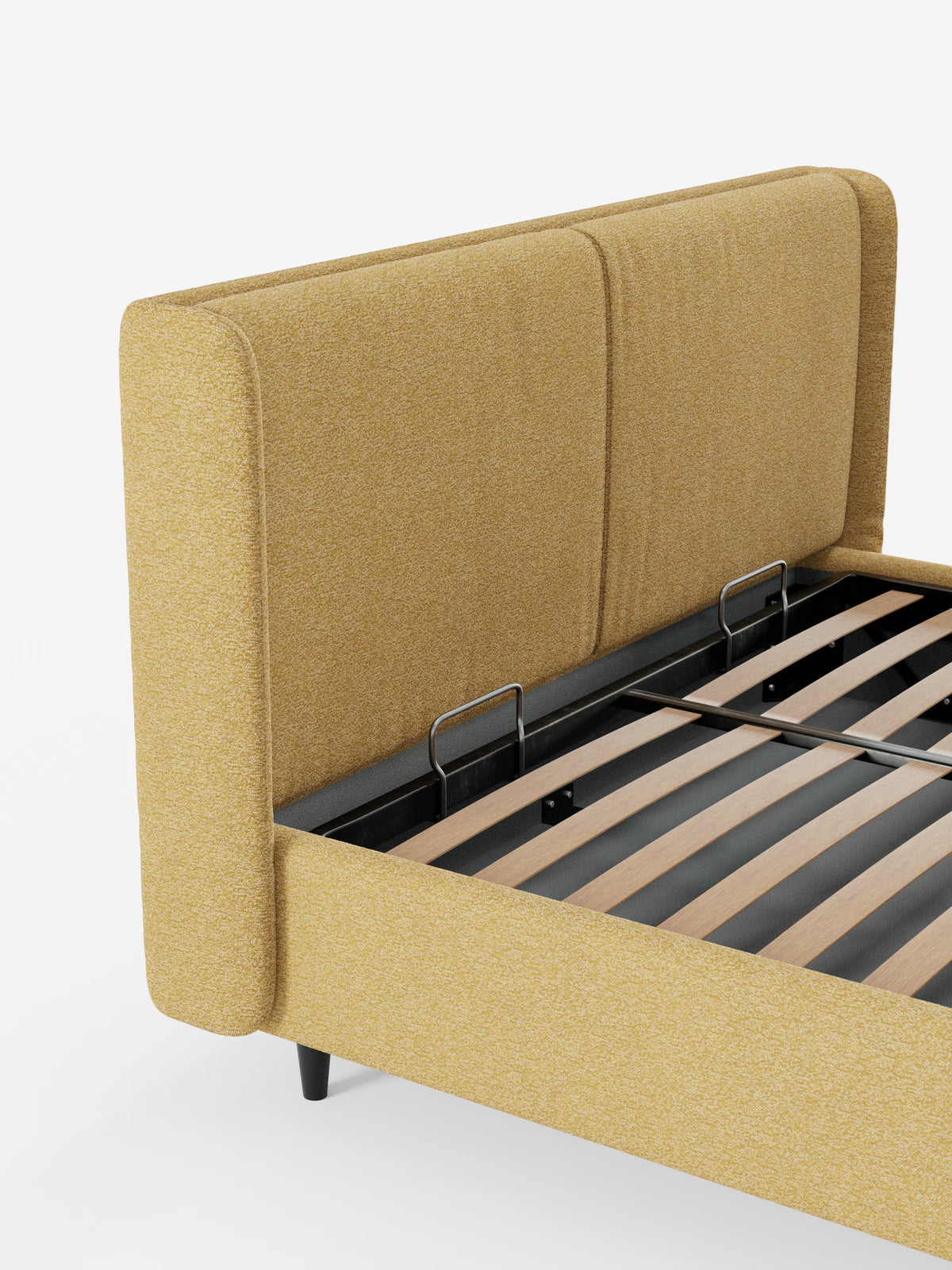 Il letto di design VALKIRIA di Letti.store presenta una struttura imbottita di colore giallo con una testiera morbida, alta e avvolgente, completa di due cuscini imbottiti e tessuto Oeko-Tex®. Il design contemporaneo del letto è valorizzato da una rete a doghe in legno a vista con staffe di sostegno in metallo e gambe corte nere. Su uno sfondo bianco a tinta unita, offre inoltre la praticità di un vano contenitore integrato.