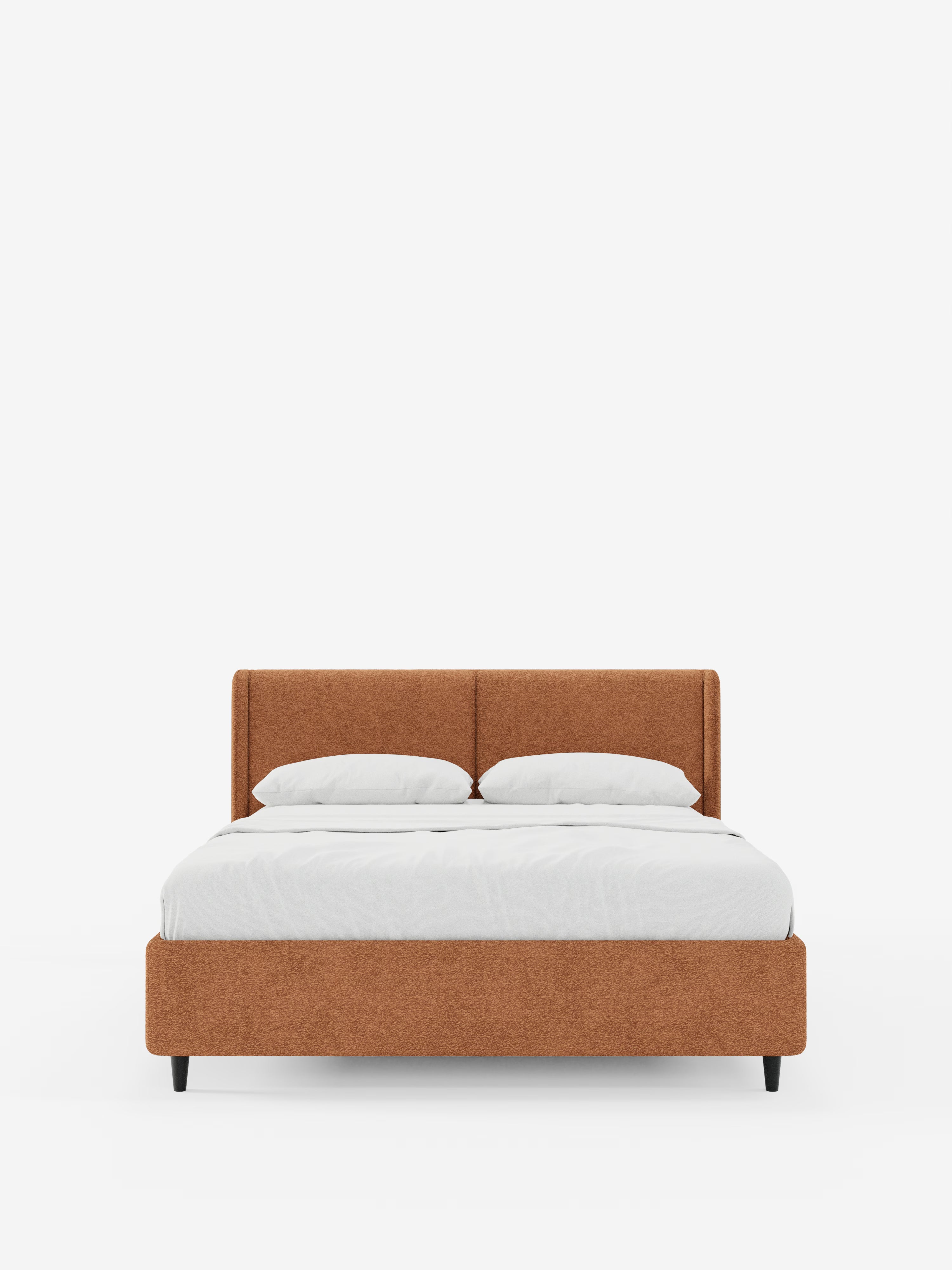 Vi presentiamo VALKIRIA di Letti.store: un letto di design contemporaneo caratterizzato da una struttura imbottita color ruggine e da una testiera avvolgente, completo di due cuscini imbottiti in tessuto certificato Oeko-Tex®. Questo elegante letto è impreziosito da cuscini bianchi e da un lenzuolo bianco ben drappeggiato, e poggia su corte gambe nere. Fotografato su uno sfondo bianco a tinta unita e visto frontalmente, VALKIRIA è la scelta ideale per chi cerca design contemporaneo e funzionalità — grazie