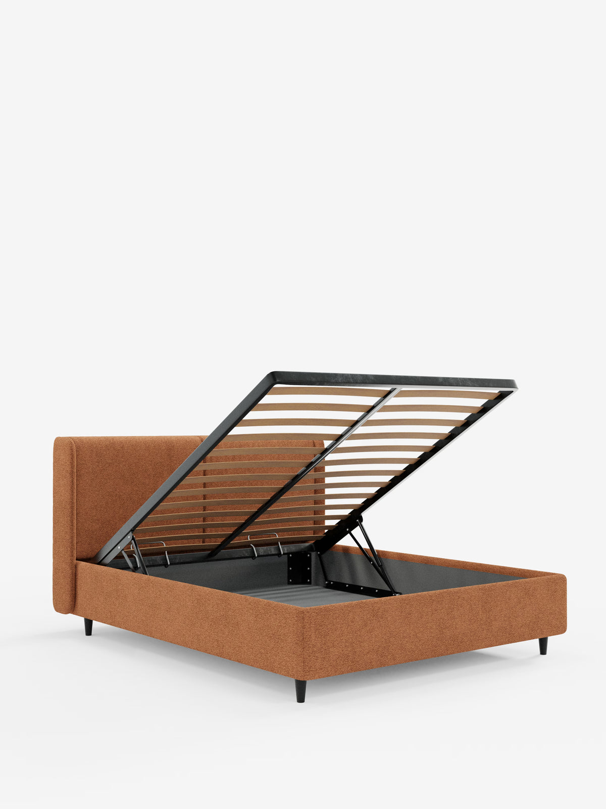 Il letto di design VALKIRIA di Letti.store è dotato di un ampio vano contenitore sotto la piattaforma a doghe sollevabile. Questo letto contemporaneo imbottito di colore marrone presenta una testiera avvolgente imbottita con due morbidi cuscini in tessuto Oeko-Tex® e poggia su corte gambe nere, il tutto elegantemente messo in risalto da uno sfondo bianco a tinta unita.