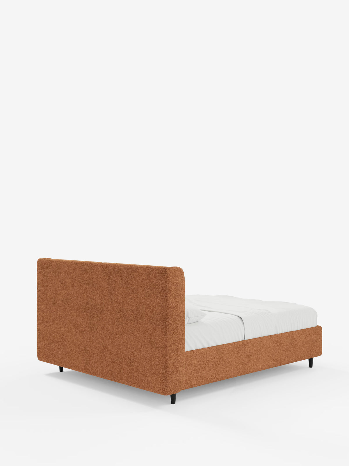 Scopri il letto di design VALKIRIA con contenitore e testiera avvolgente di Letti.store: un letto a piattaforma contemporaneo caratterizzato da una struttura bassa e rettangolare rivestita in tessuto Oeko-Tex® color arancione bruciato. Il design è completato da gambe nere e da una testiera avvolgente impreziosita da due cuscini imbottiti. Presentato con biancheria da letto candida e un unico cuscino, questo elegante letto imbottito è messo in risalto da uno sfondo bianco a tinta unita, che ne esalta